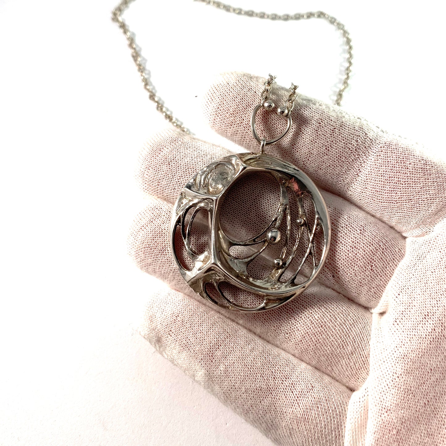 Karl Laine 社製、Sten & Laine フィンランド製、1974 年製、スターリング シルバー製、スパイダー ウェブ ペンダント ネックレス。