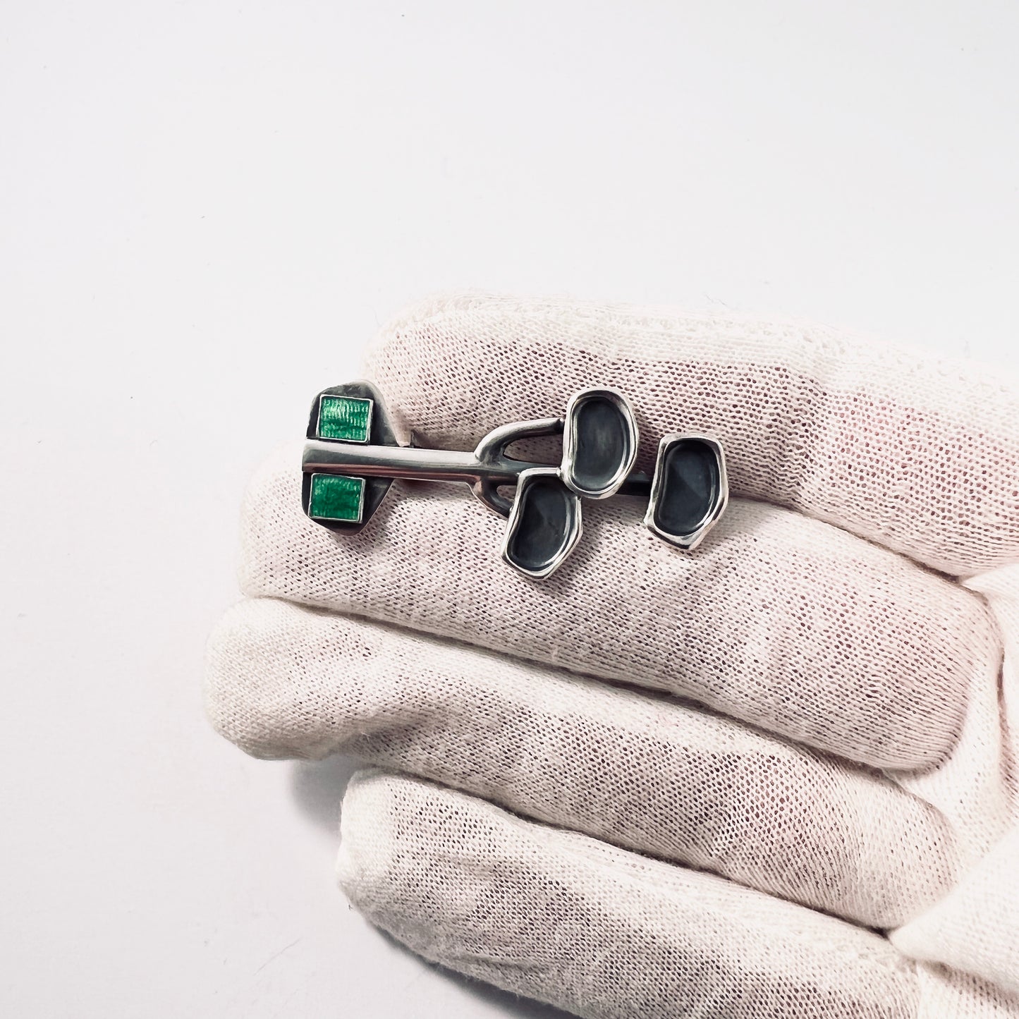 Wahlberg, Sweden 1955. Vintage Mid Century Modern Sterling Silver Green Enamel Brooch.