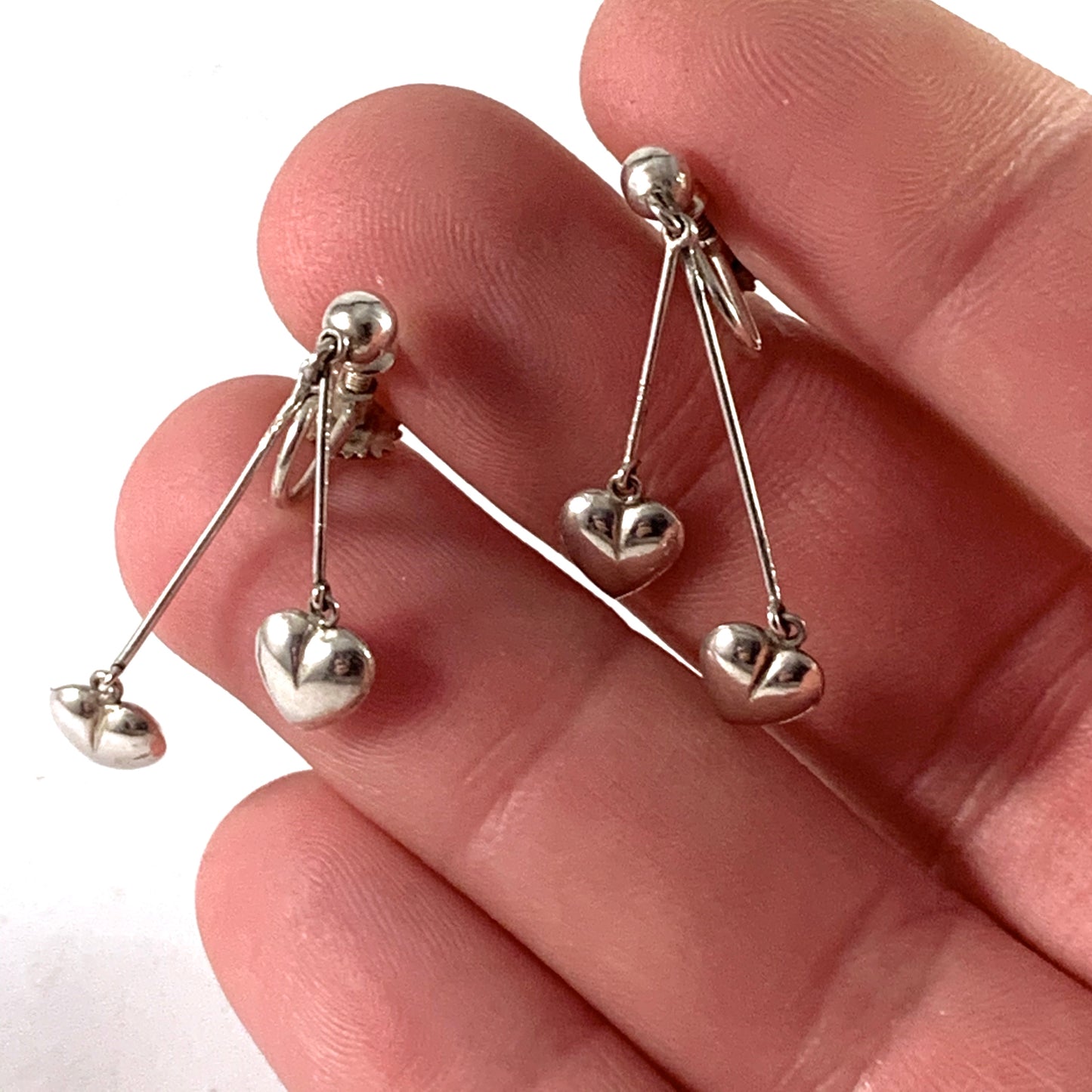 Waldemar Jonsson、スウェーデン、1952年製、ソリッド 830 シルバー ダングル ハート スクリュー バック イヤリング。