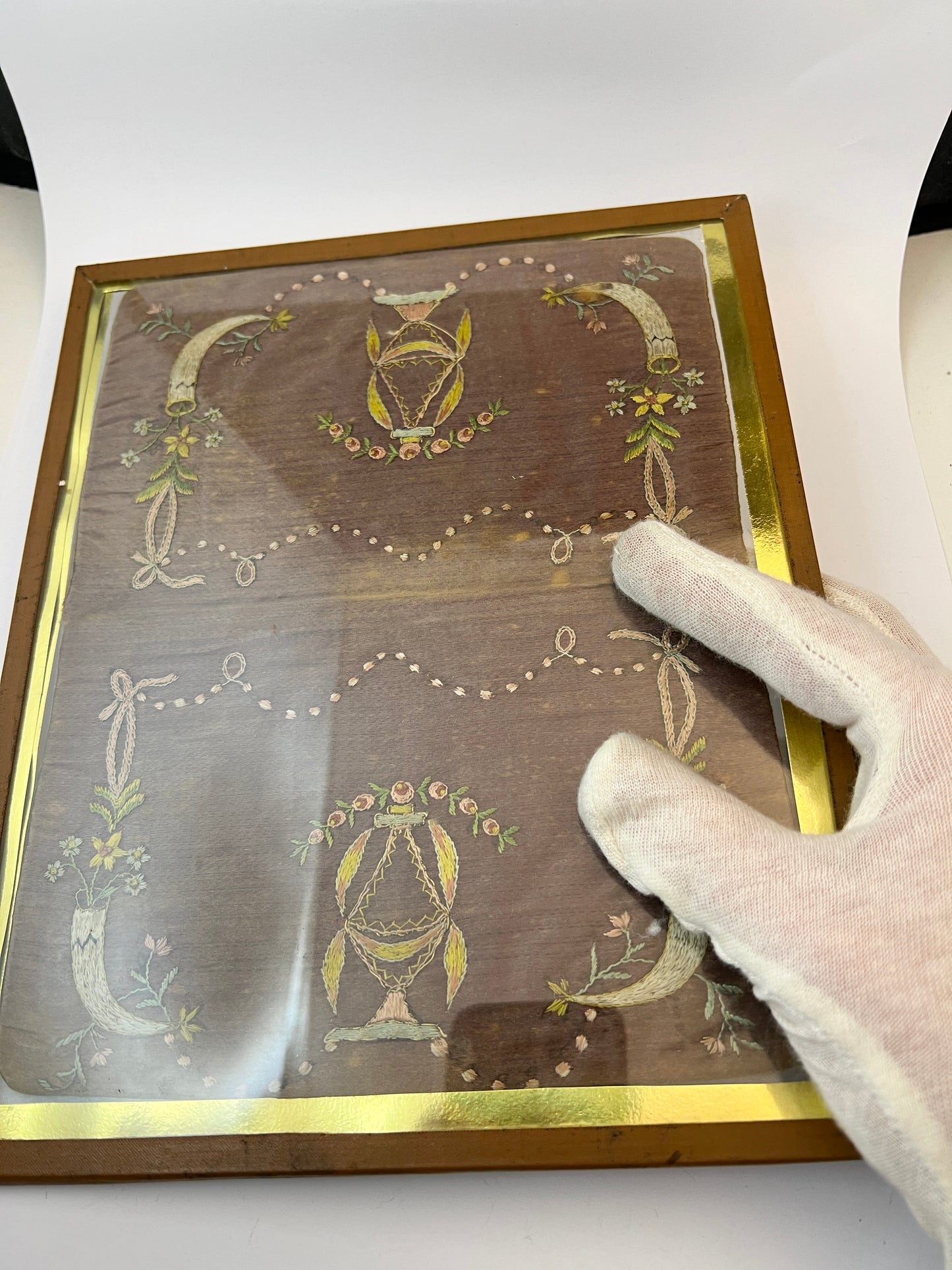 アンティークの 1700 年代後半のジョージアン刺繍シルク ポケットブック ウォレット。額入り。