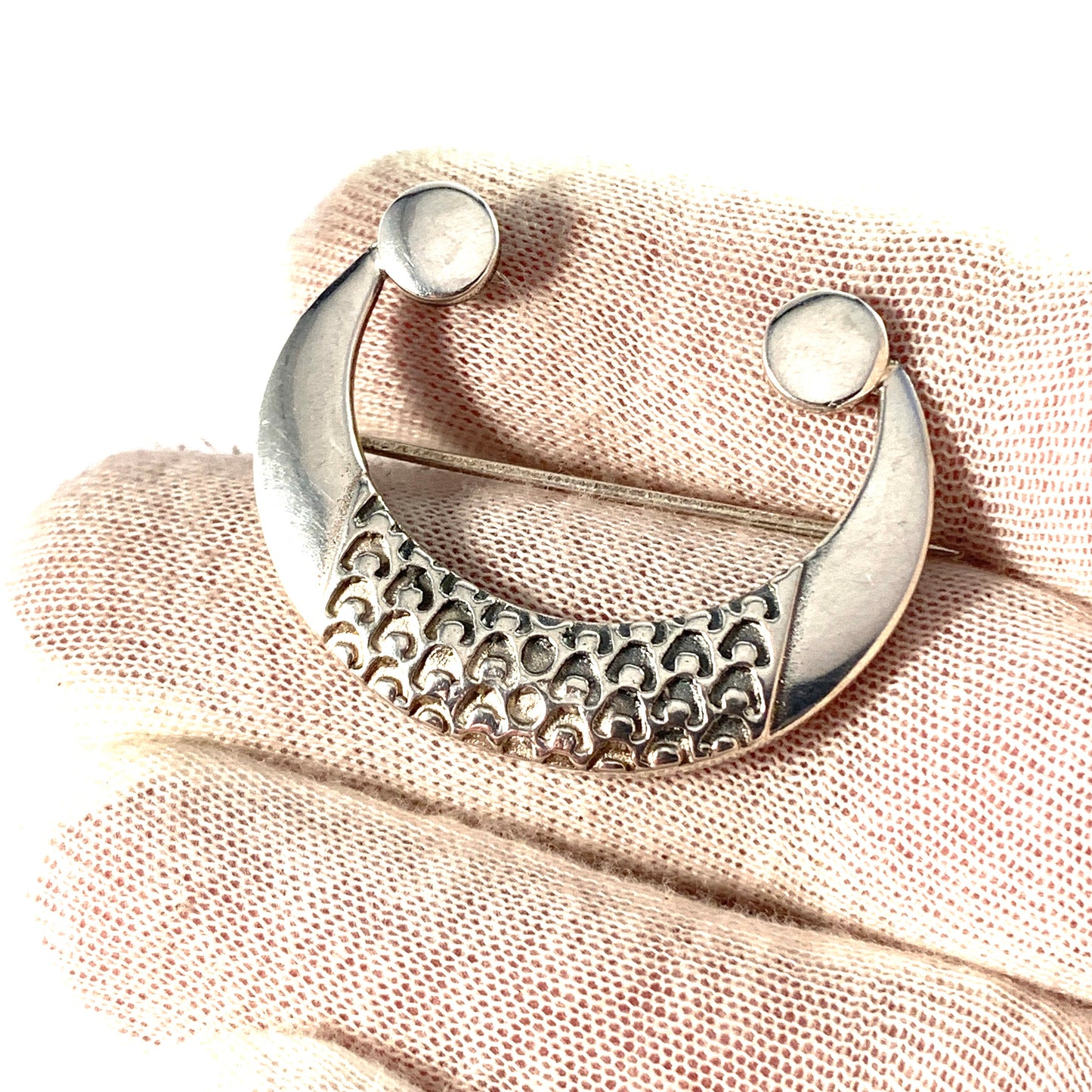 Pentti Sarpaneva for Turun Hopea Finland year 1980. Solid Silver Brooch.