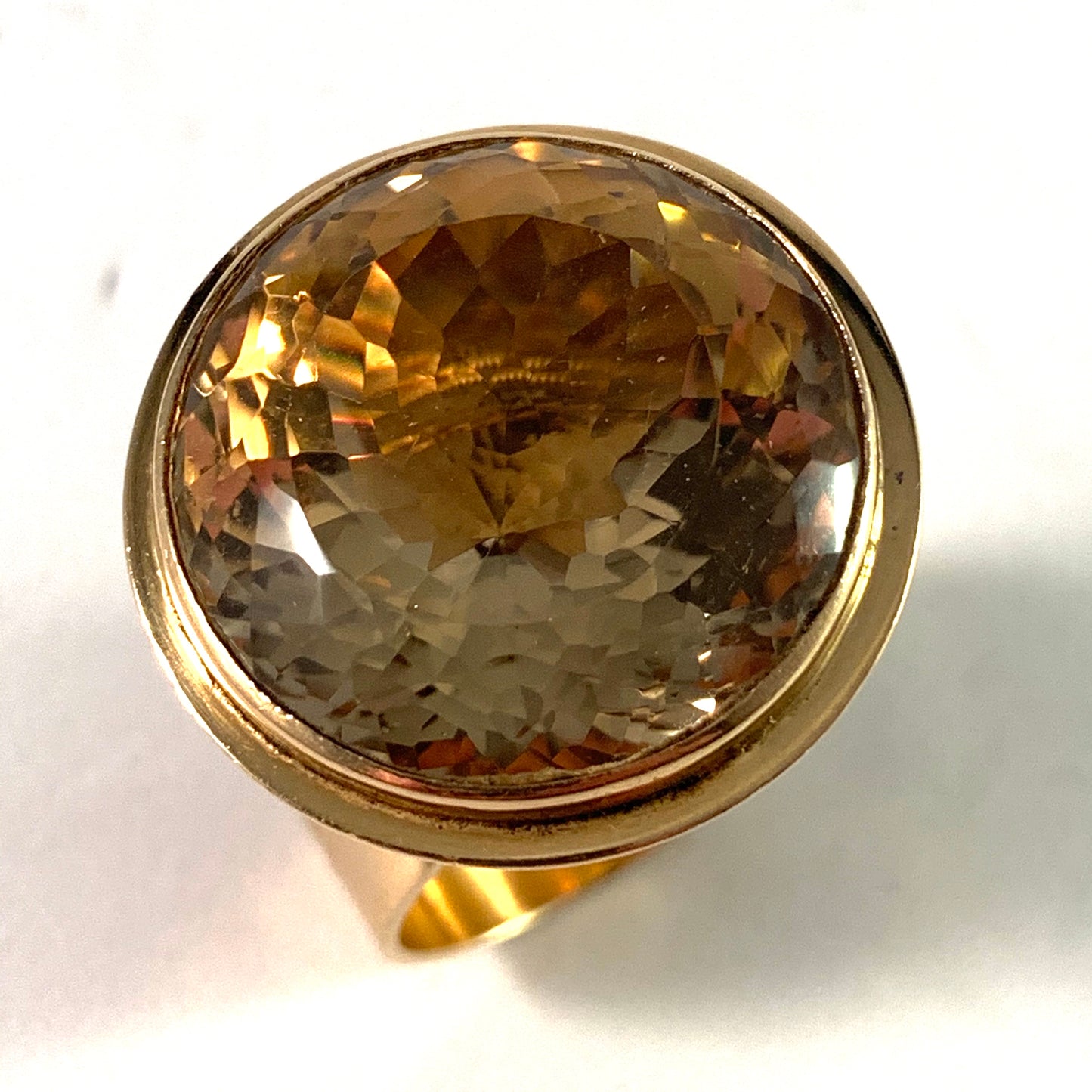 Bengt Liljedahl、ストックホルム 1979 ヴィンテージ大規模な 27 グラム 18K ゴールド シトリン リング。署名入り。