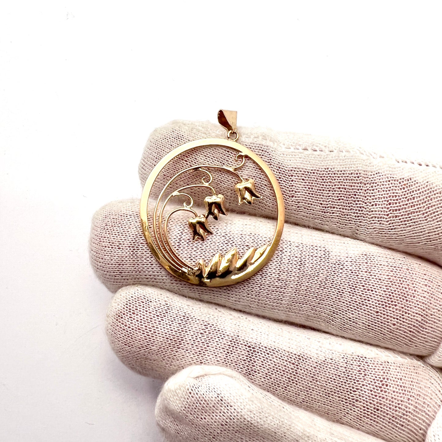 Guldvaruhuset, Sweden 1946. Vintage 18k Gold Flower Pendant.