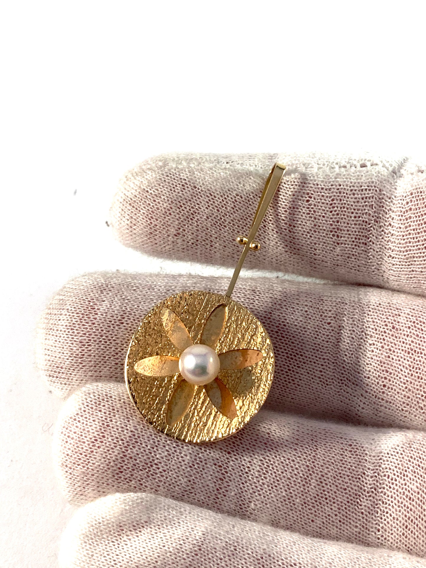 Arvo Saarela, Sweden 1960s 18k Gold Cultured Pearl Pendant