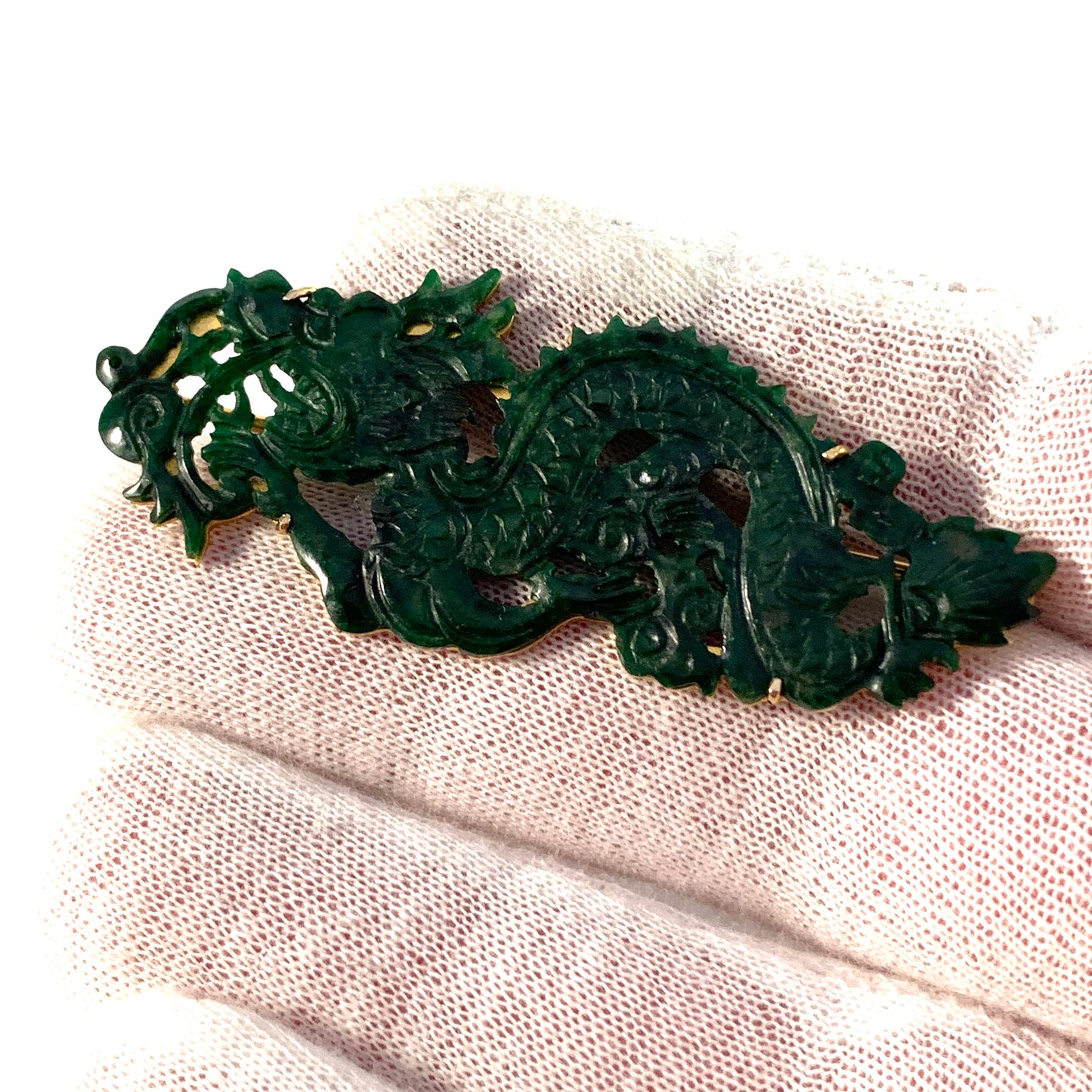ヴィンテージの中国製 14K ゴールド彫刻の翡翠ドラゴンブローチ。