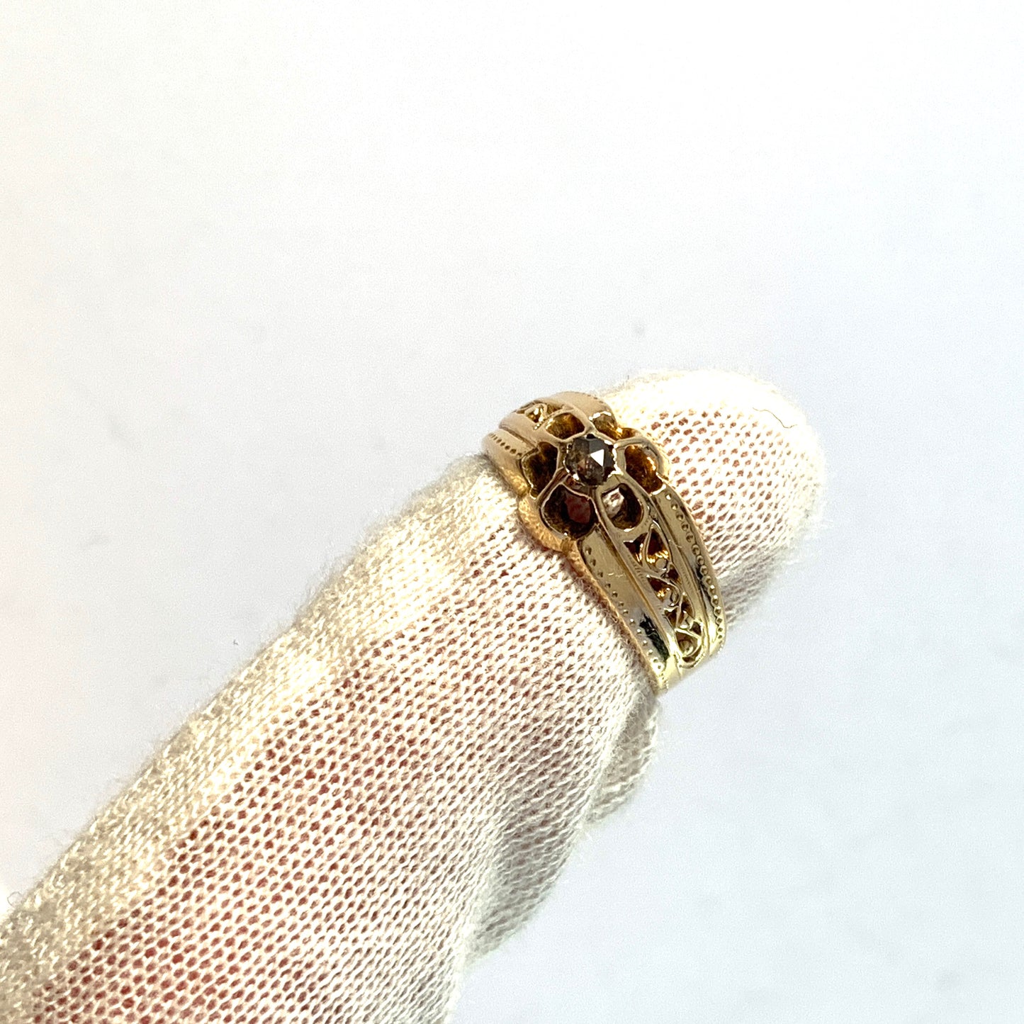 Sweden year 1889. Antique Victorian 18k Gold Diamond Ring.