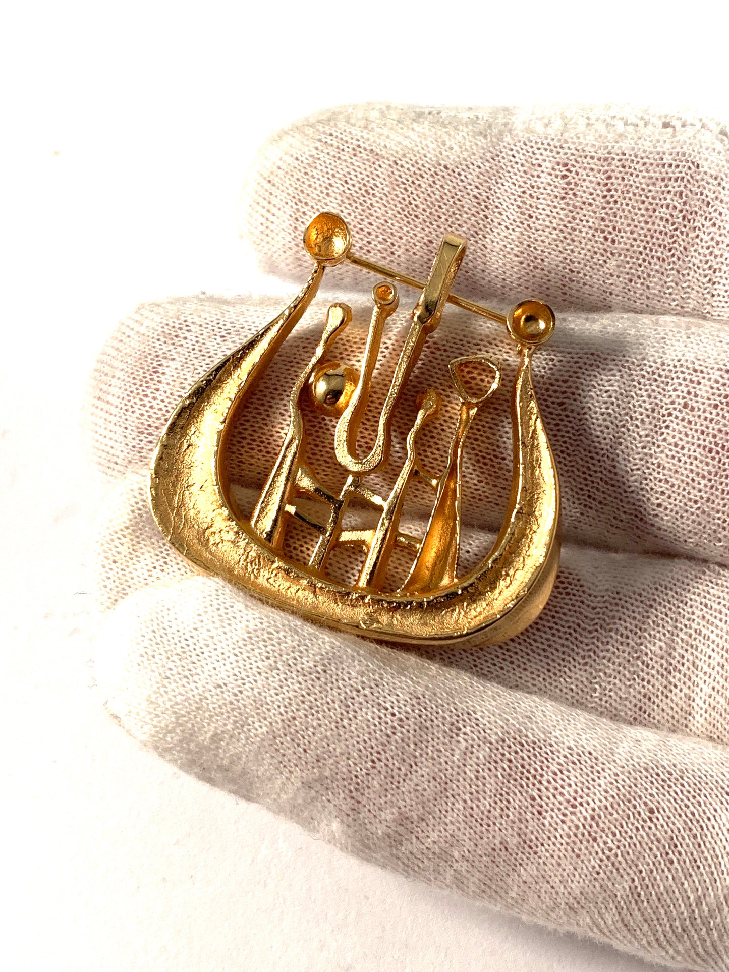 Robbert 1971, 18k Gold Viking Ship of Fortune Brooch Pendant. 13.3gram