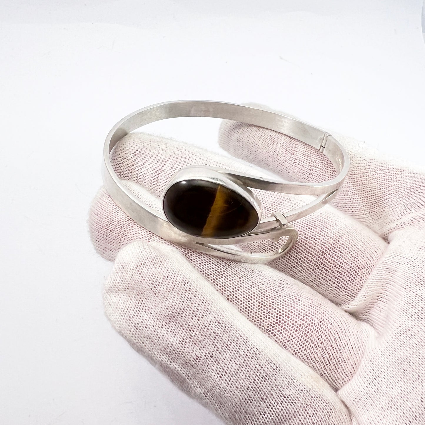 Victor Janson スウェーデン 1966 年。ヴィンテージ スターリング シルバー タイガーアイ ヒンジ バングル ブレスレット。