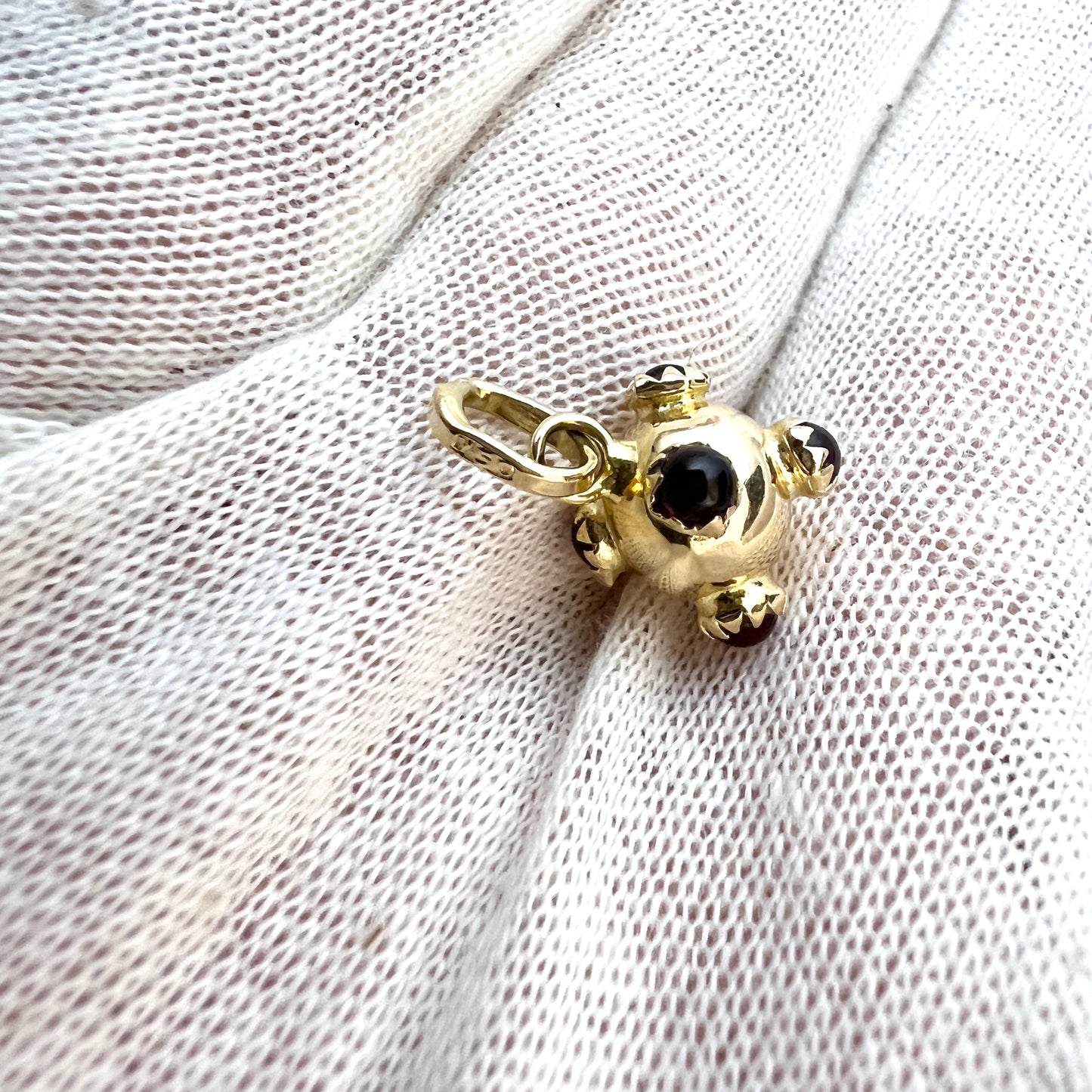 Facco Adriano, Vicenza, Italy. Vintage 18k Gold Garnet Sputnik Charm.