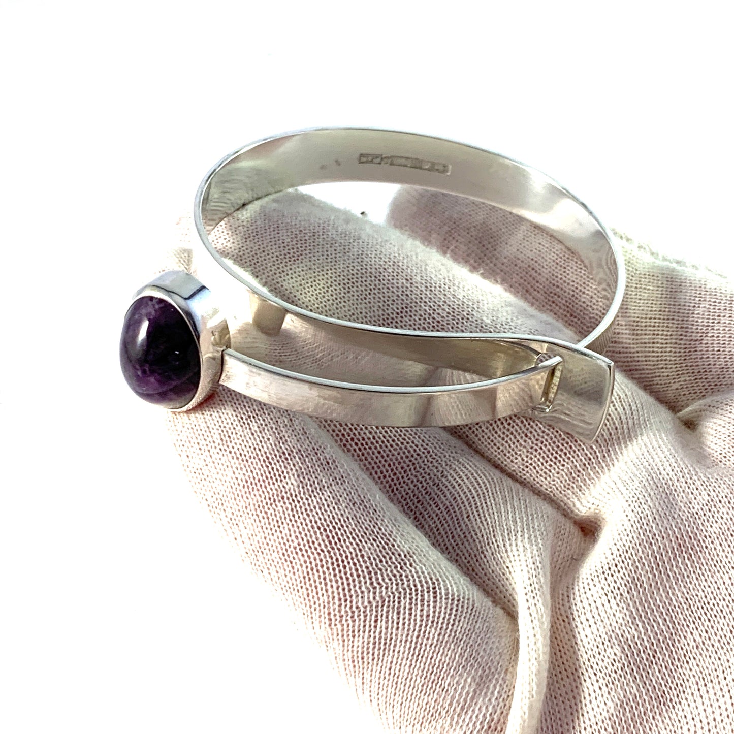 Elis Kauppi, Kupittaan Kulta Finland 1958. Solid Silver Amethyst Bangle Bracelet.