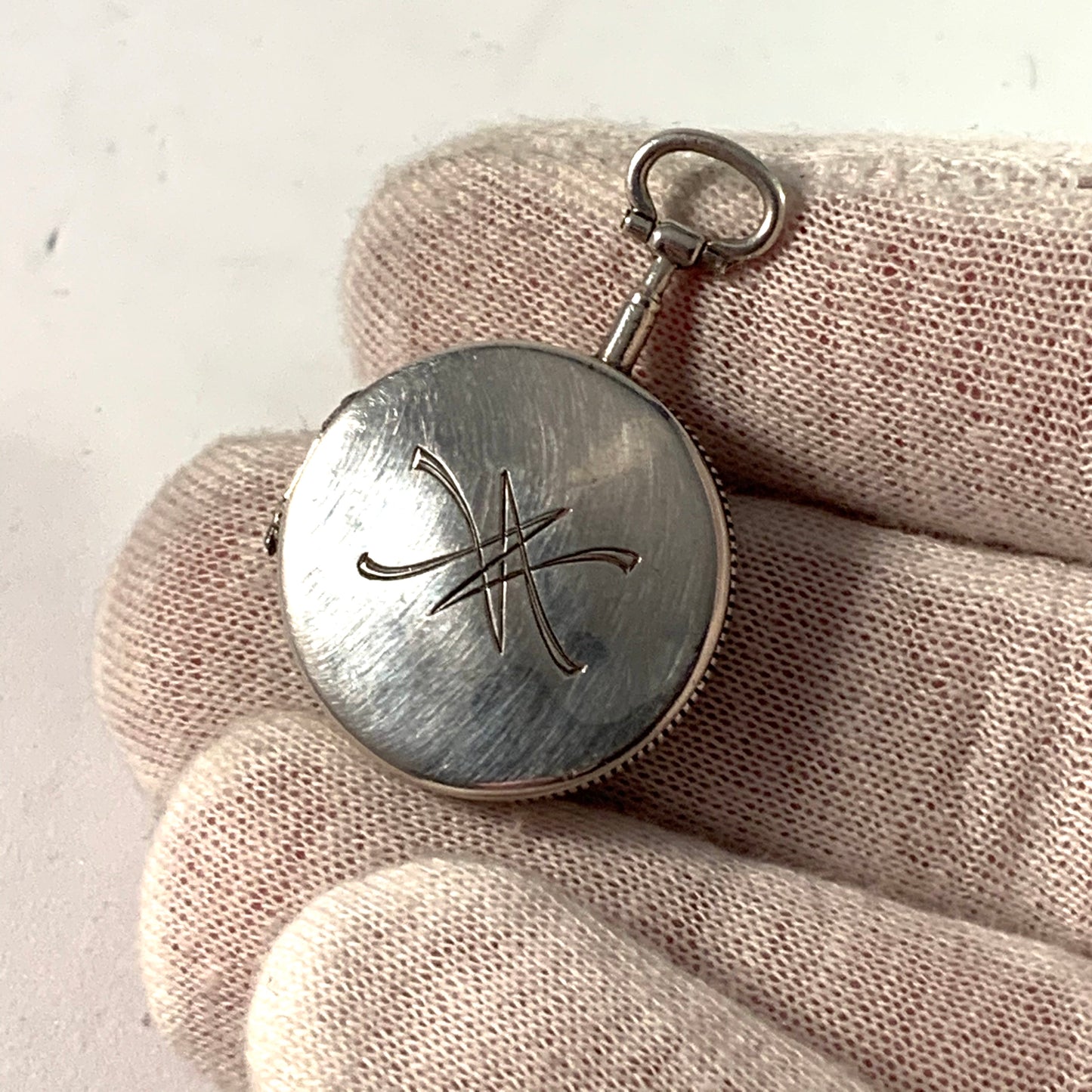 HG Vogt、スウェーデン、1852 年ビクトリア朝のシルバー ロケット ペンダント。