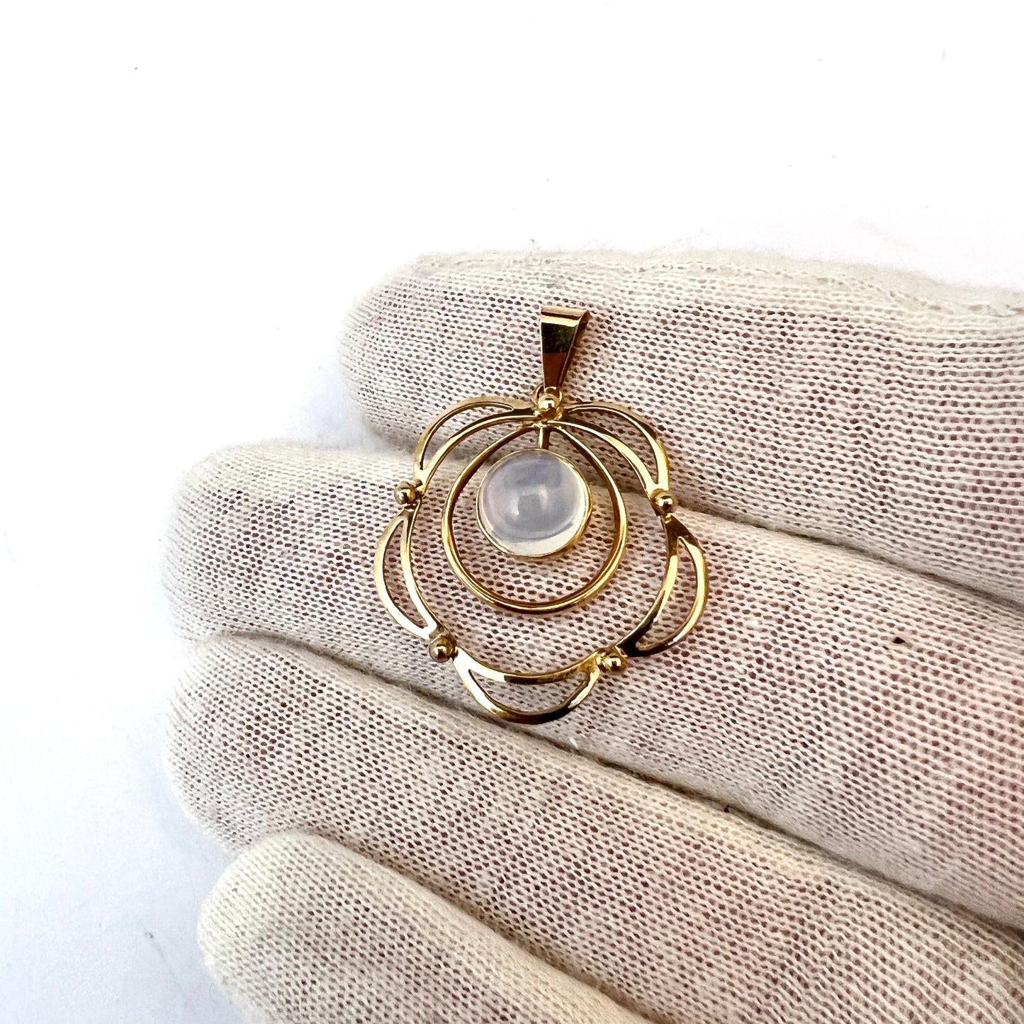 Guldvaruhuset, Sweden 1953. Vintage Mid-century 18k Gold Moonstone Pendant.