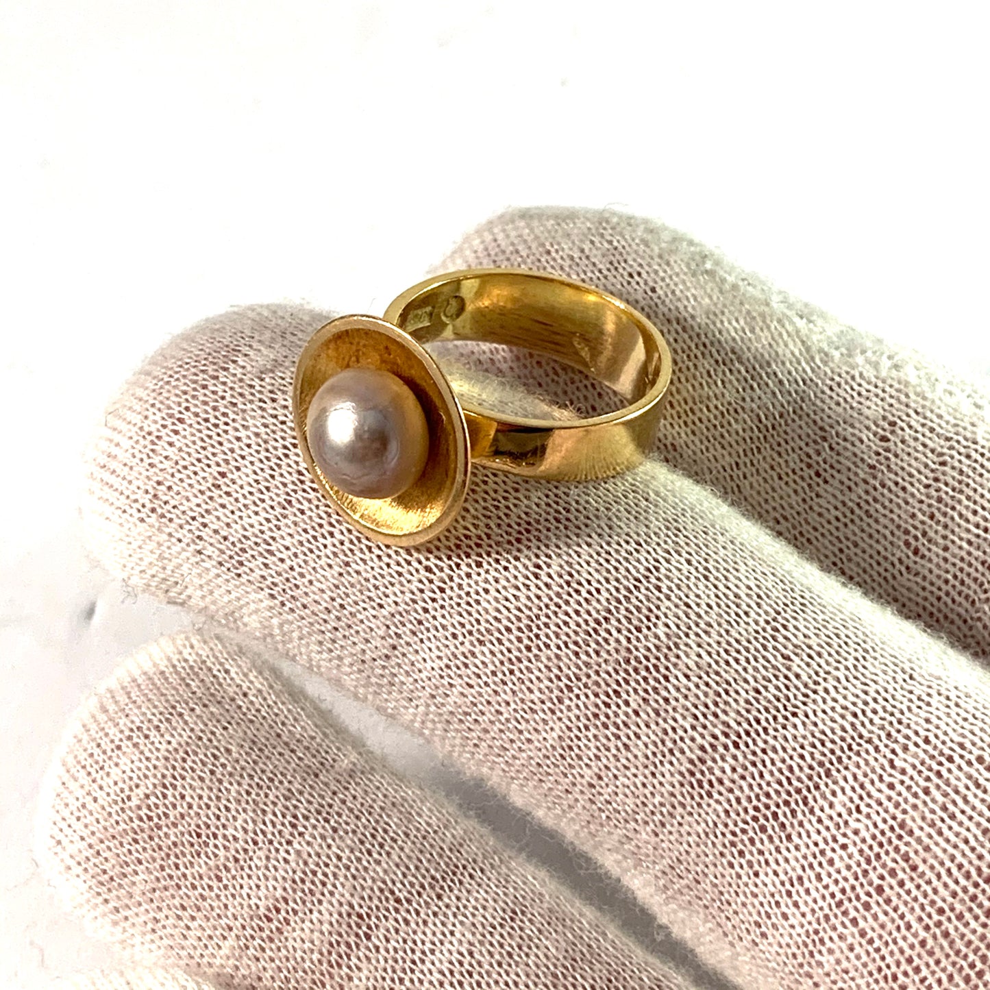 Sven Erik Högberg, Sweden 1969 Modernist 18k Gold Pearl Ring.