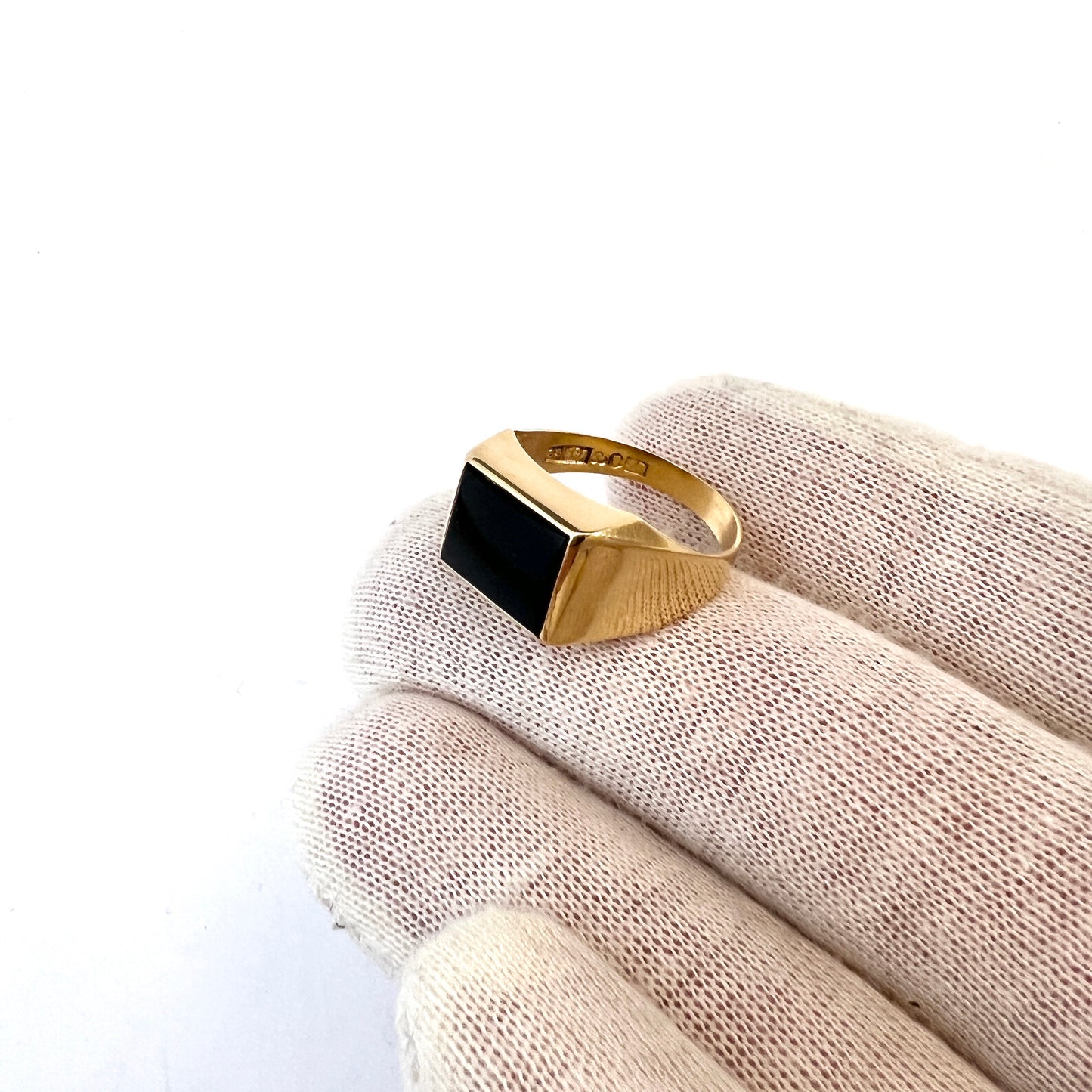 カプラン、スウェーデン、1966 年。ヴィンテージ 18K ゴールド オニキス シグネット リング。