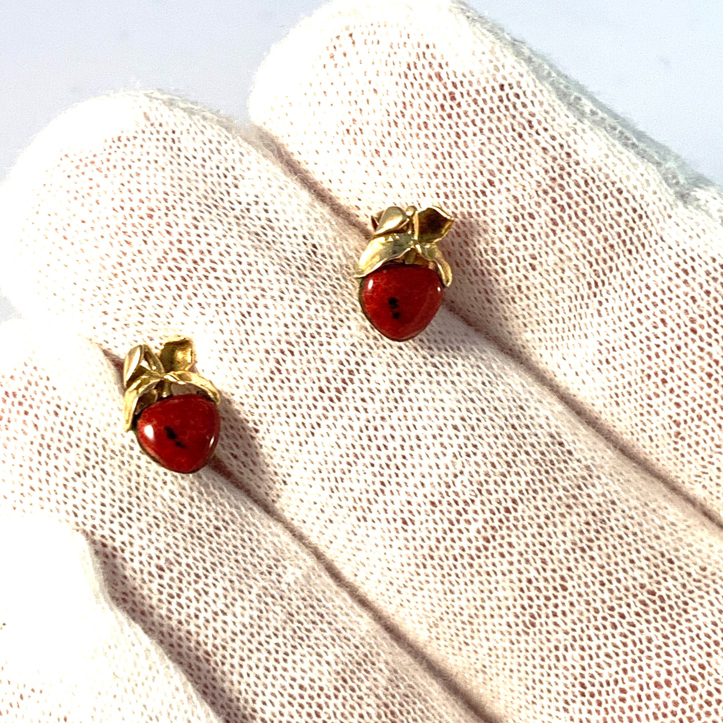 Claes E Giertta, Stockholm Vintage 18k Gold Enamel Apple Stud Earrings. Signed