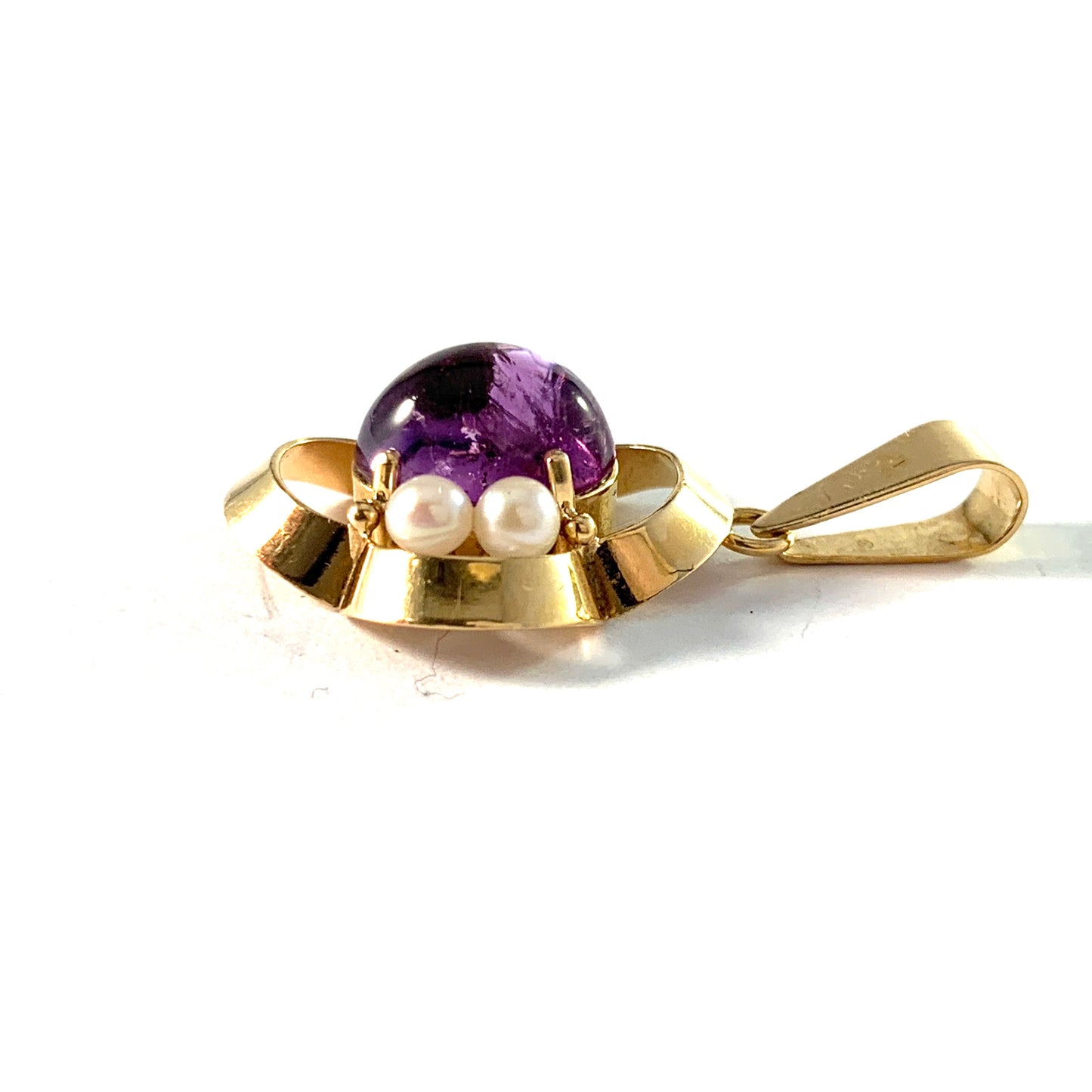 Guldvaruhuset、スウェーデン、1952年。ミッドセンチュリーの18Kゴールドアメジスト養殖真珠ペンダント。