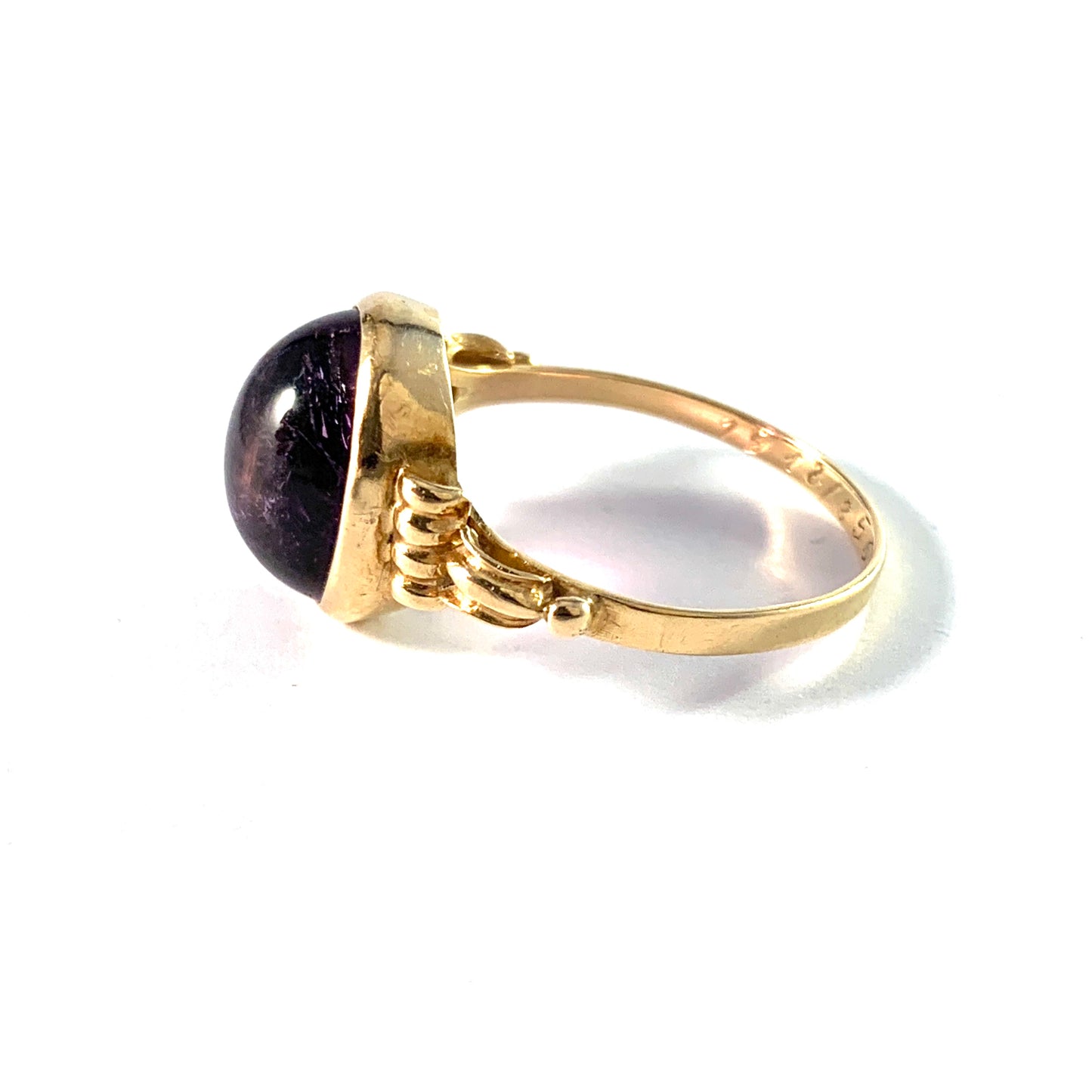 Guldvaruhuset, Sweden year 1952. Mid Century 18k Gold Amethyst Ring.