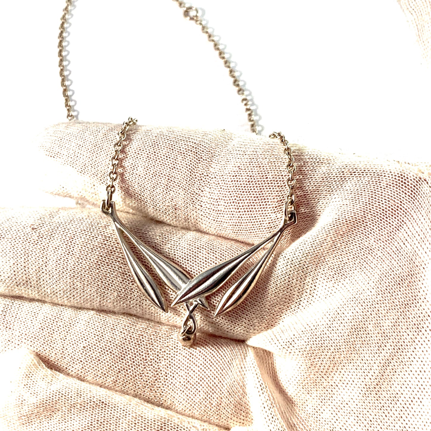 フィンランド、カレワラ・コル。ヴィンテージ スターリング シルバーのスズラン ペンダント ネックレス。