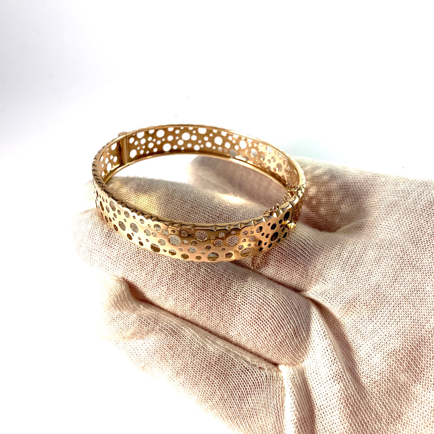 Liisa Vitali、Westerback、フィンランド、1969年。ヴィンテージ 14k ゴールド ヒンジ バングル ブレスレット。デザイン Pitsi (レース)