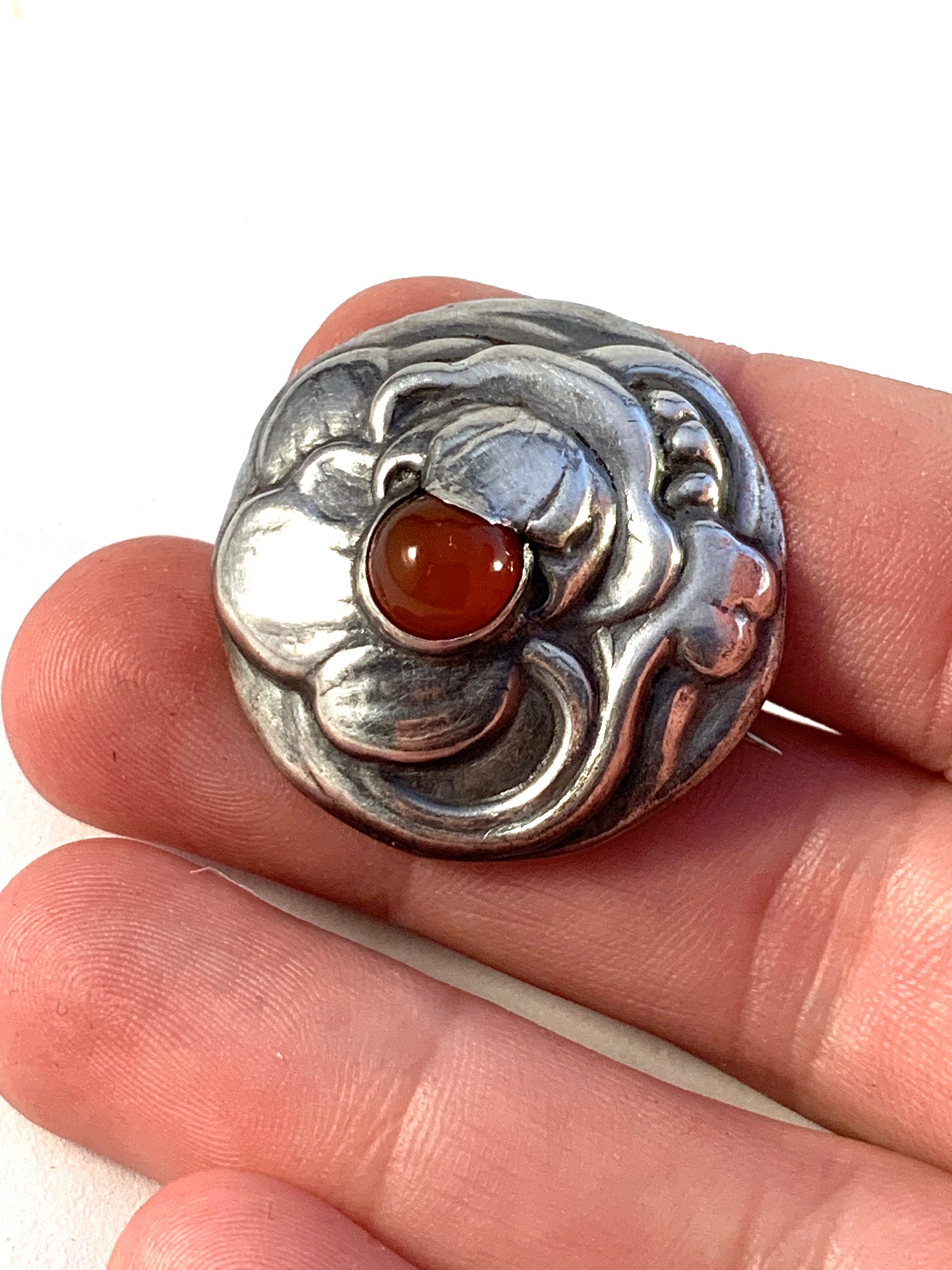 ベルンハルト・ヘルツ、コペンハーゲン、1918 年、アーツ アンド クラフツ スコンビルケ 836 シルバー カーネリアン ブローチ。