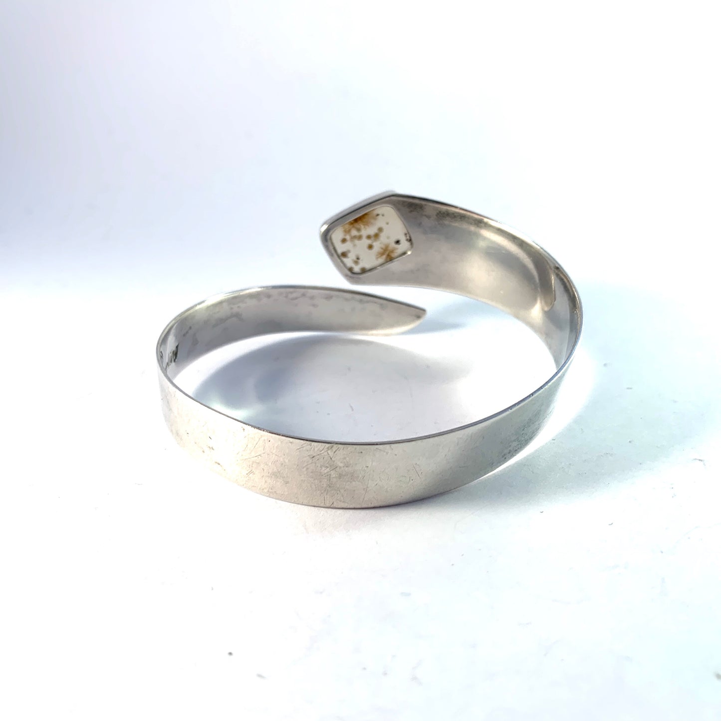 Acke R Tötterman, Sweden 1961. Sterling Silver Agate Bangle Arm Bracelet. Signed