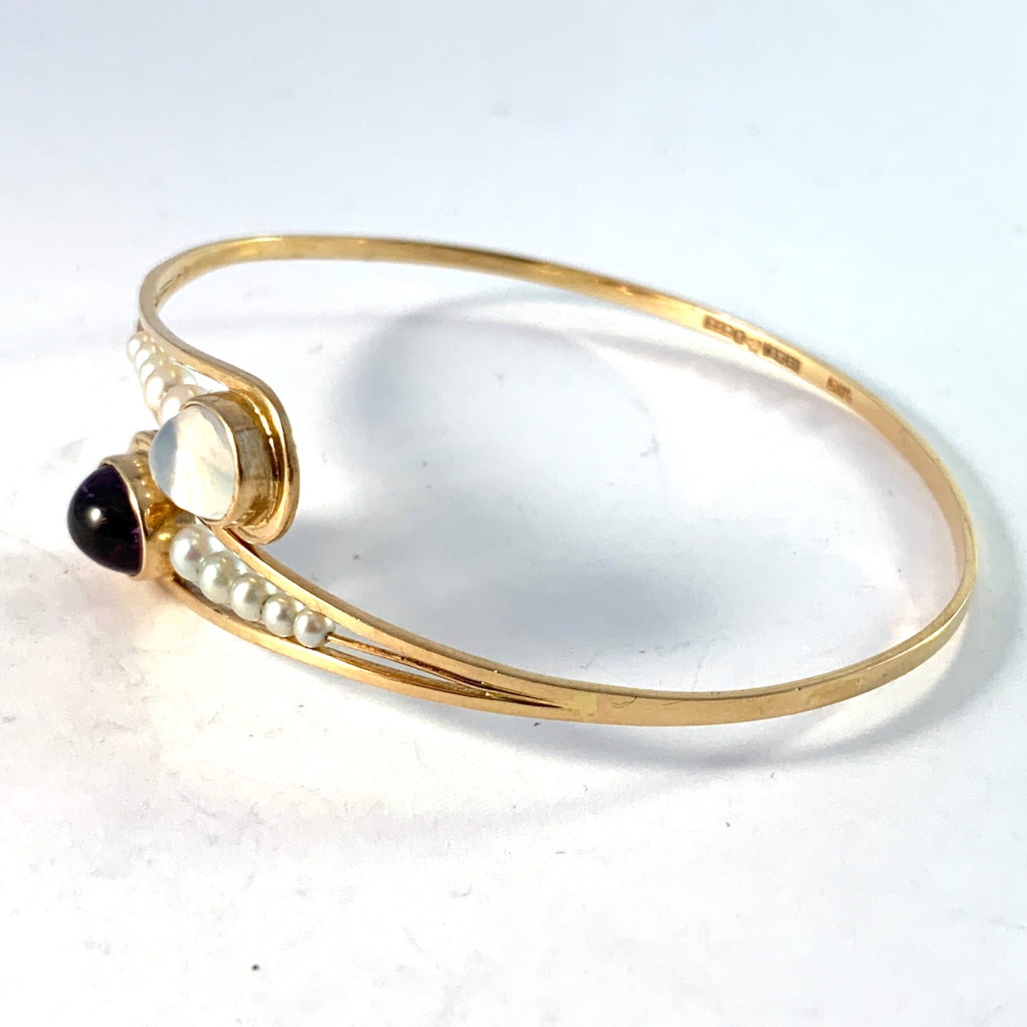Hedberg for Guldvaruhuset, Stockholm 1959. Vintage 18k Gold Moonstone Amethyst Pearl Open/Close Bangle Bracelet.