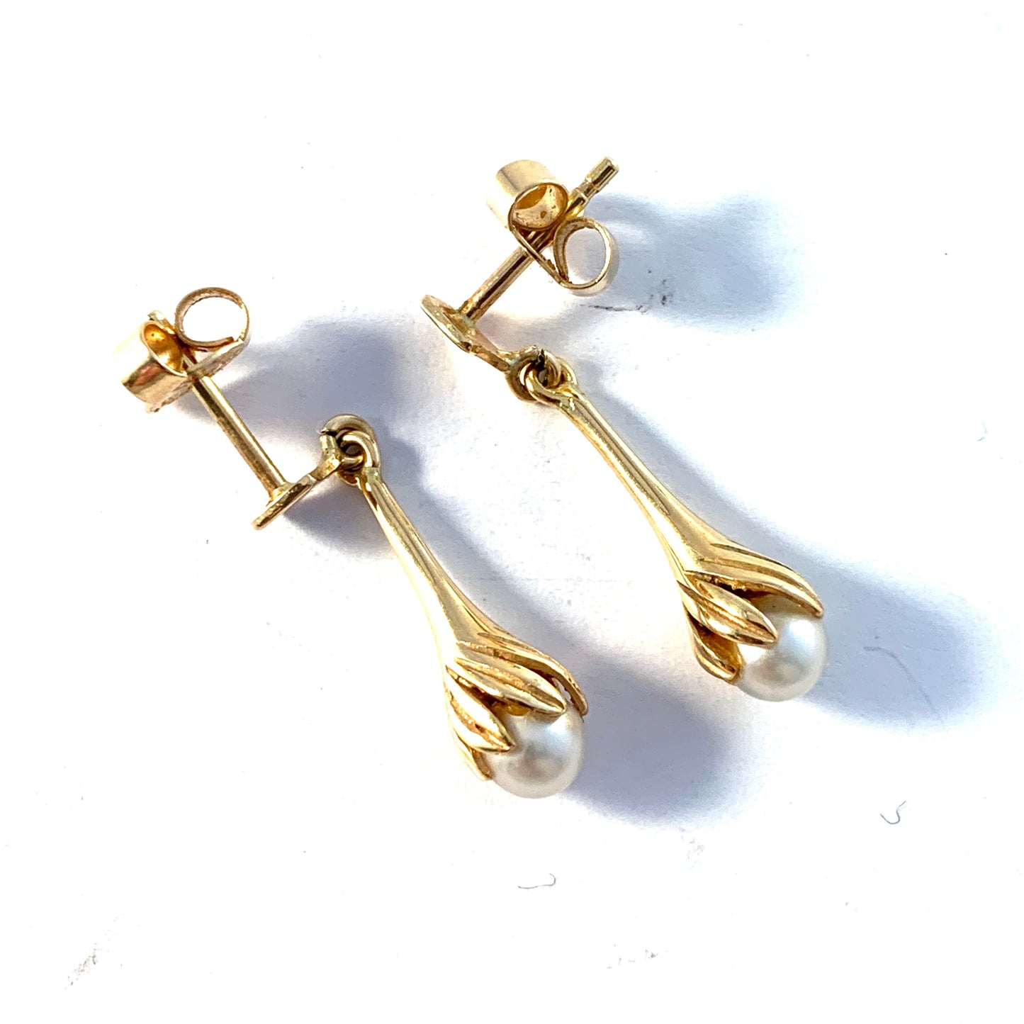 スウェーデン、アルトン。ヴィンテージ ミッドセンチュリー 18K ゴールド養殖真珠ダングル イヤリング。