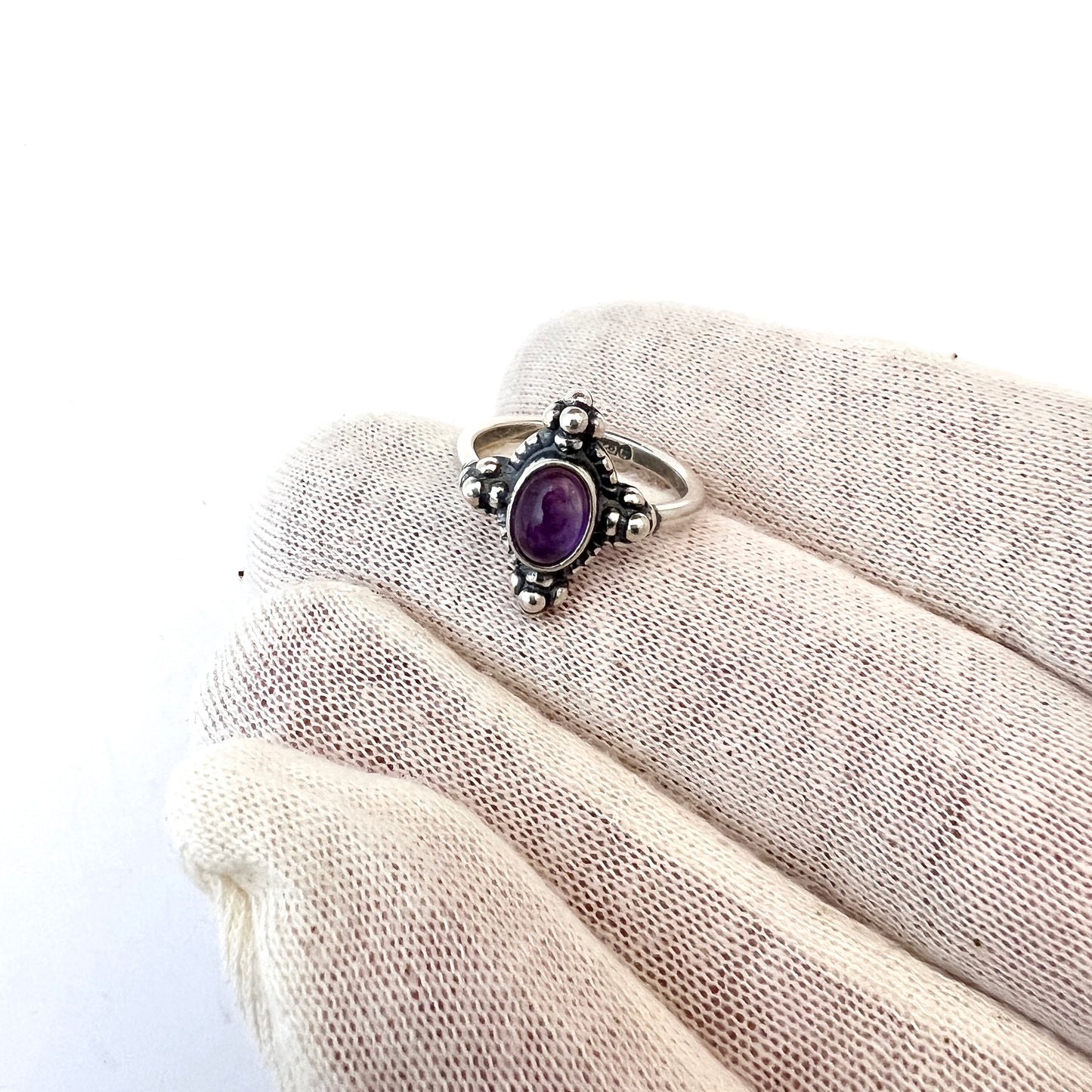 カレワラ コル、フィンランド 2001 年。スターリング シルバー アメジスト リング。