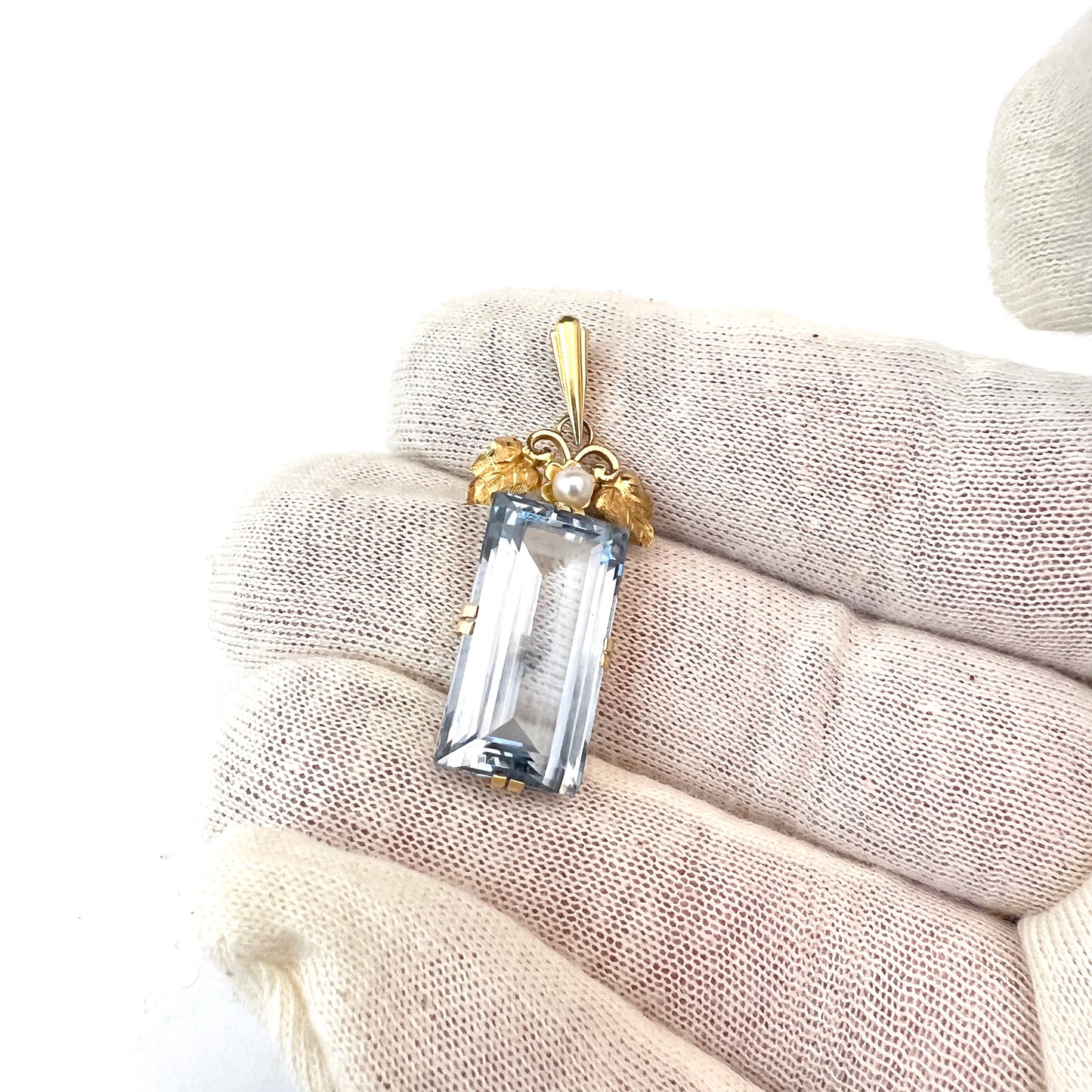 G Dahlgren, Sweden 1942. Vintage WW2-era 18k Gold Synthetic Spinel Pearl Pendant.