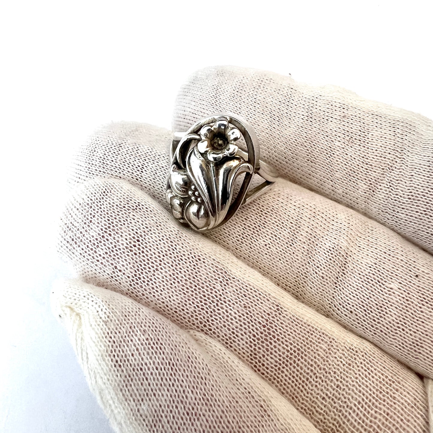 Kaplan, Sweden 1952. Vintage Sterling Silver Flower Ring.