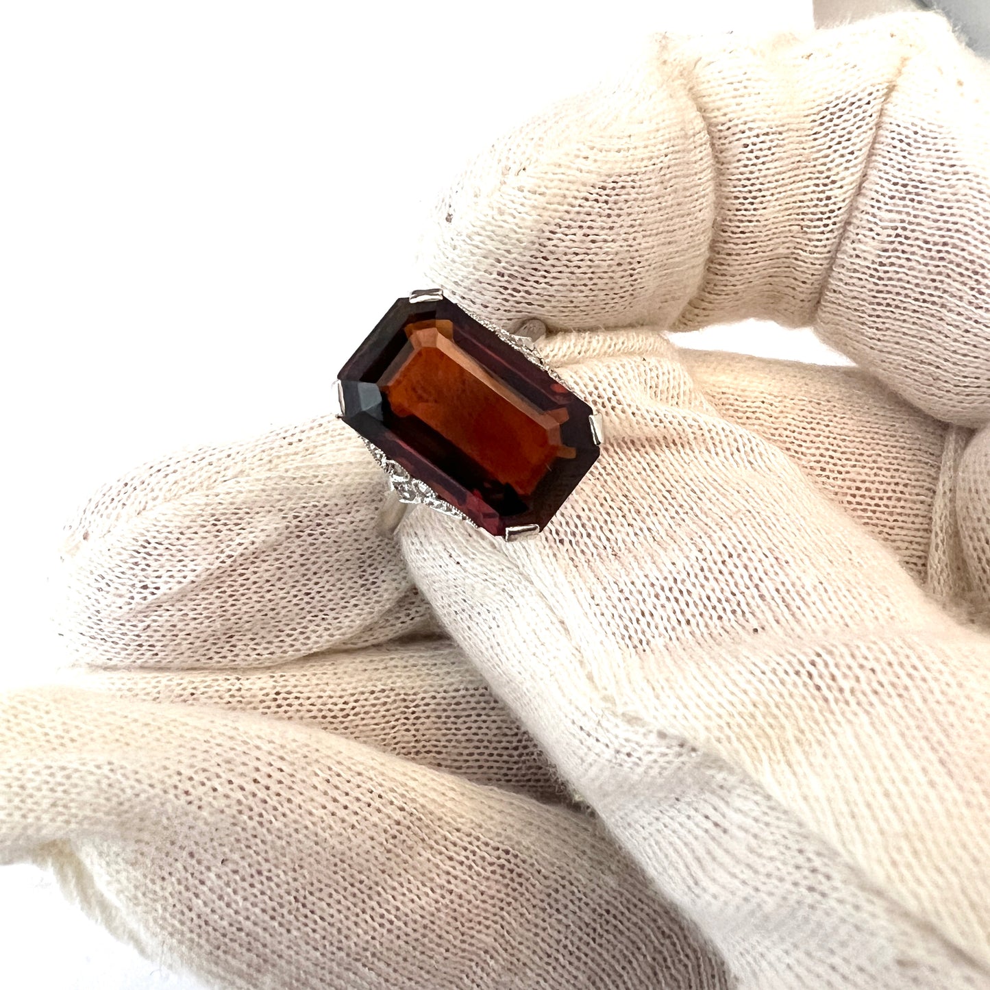 CG ハルバーグ、スウェーデン、1934 年。アールデコ プラチナ ガーネット ダイヤモンド リング。