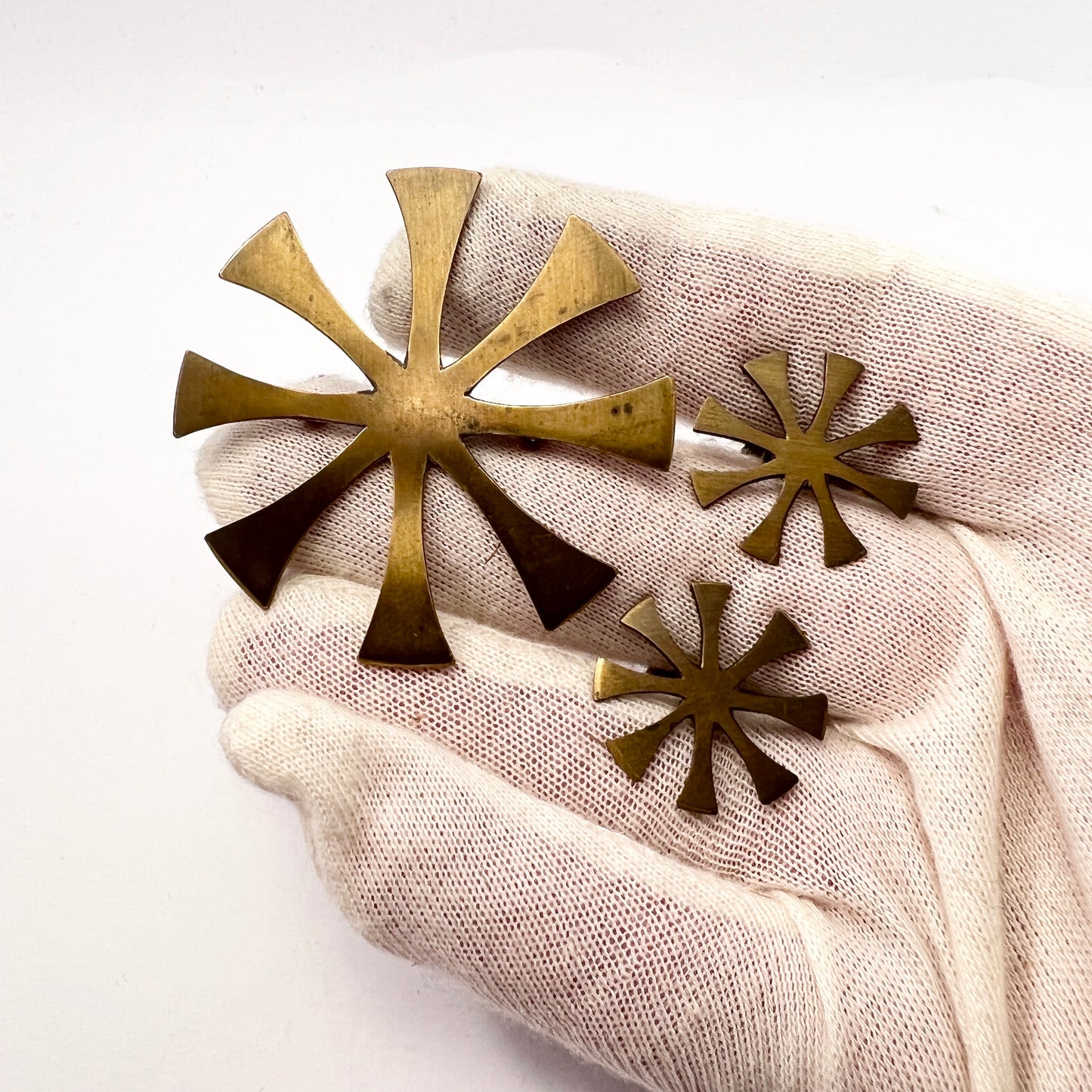 ペギー・ミラー、米国、1950~60年代。署名入り真鍮ブローチとイヤリング。