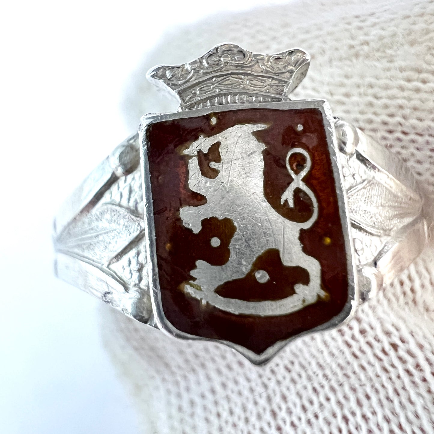 R. Kiviniemi, Finland year 1960. Solid Silver Enamel Finnish Lion Mens Ring.