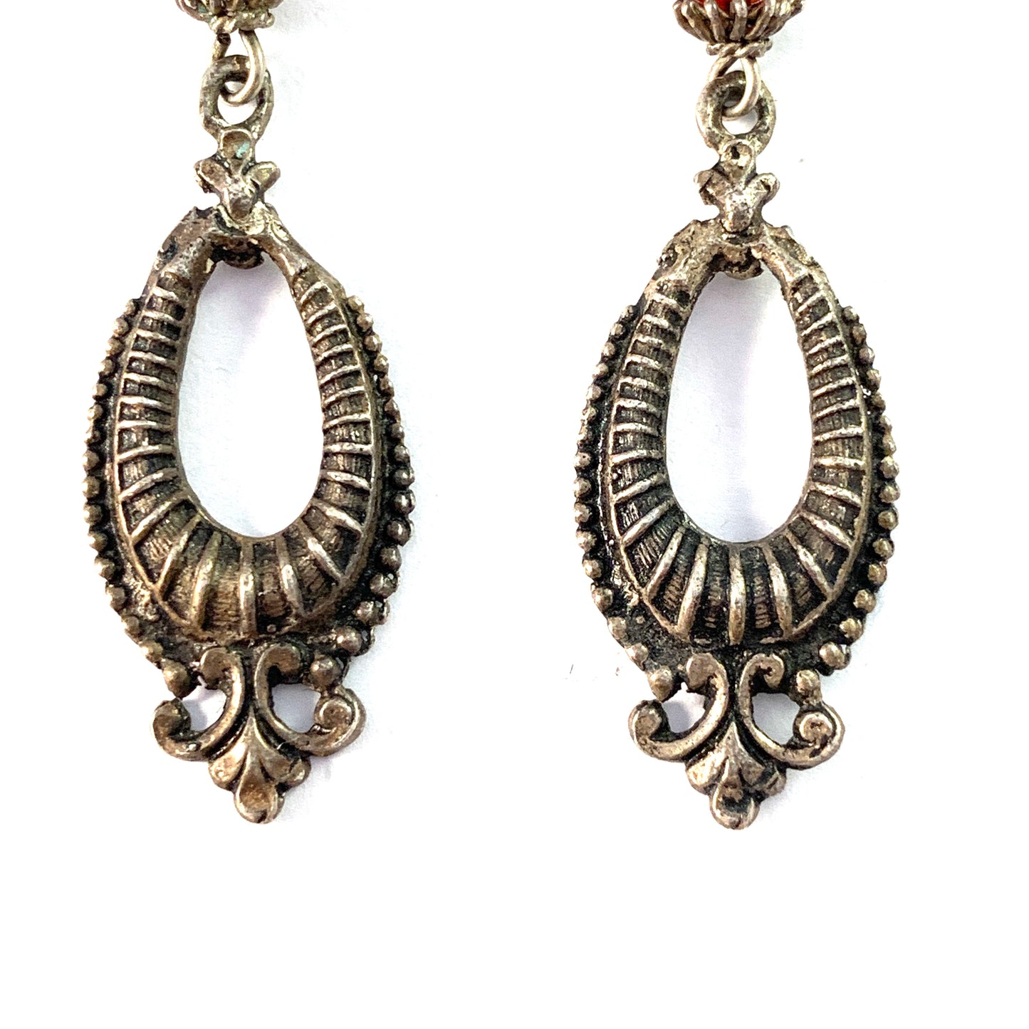 1900 年代初期のソリッド スターリング シルバー ペースト ストーン ダングル イヤリング。