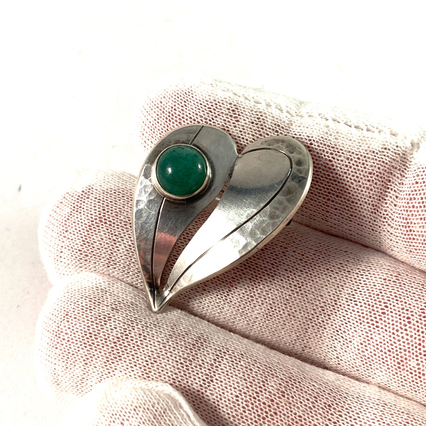 Victor Janson, Sweden 1969 Sterling Aventurine Heart Love Hand Hammered Brooch