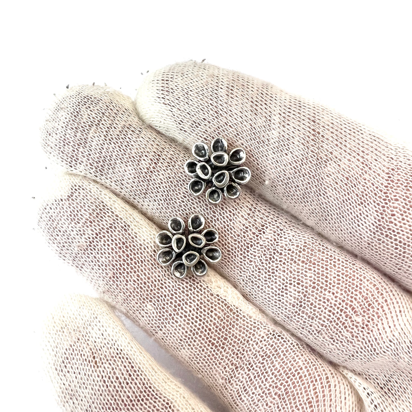 Hannu Ikonen フィンランド 1970 年代 トナカイ モス デザイン スターリング シルバー スタッド イヤリング。