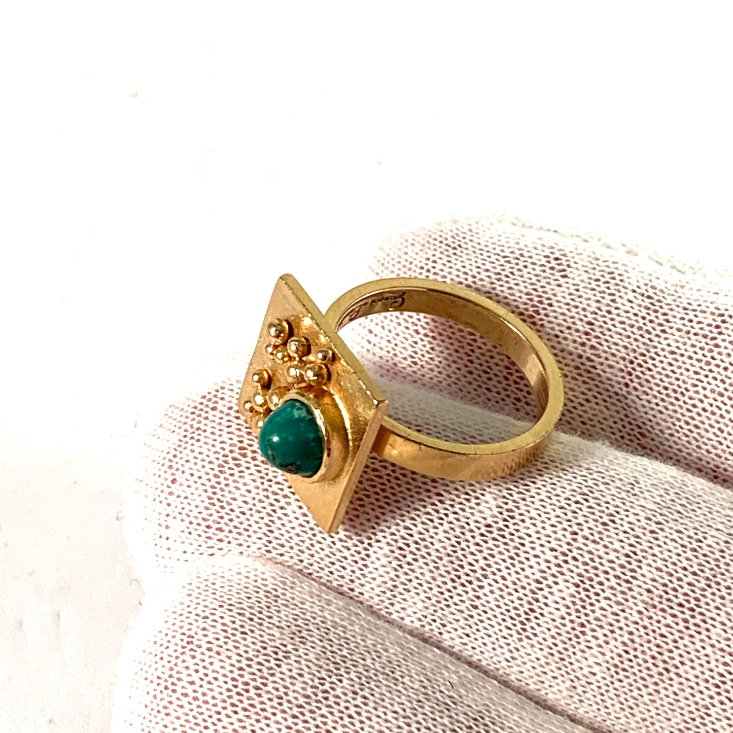Ateljé Candra、リードホルム スウェーデン、1968 年。モダニズムの 18K ゴールド ターコイズ リング。署名入り。