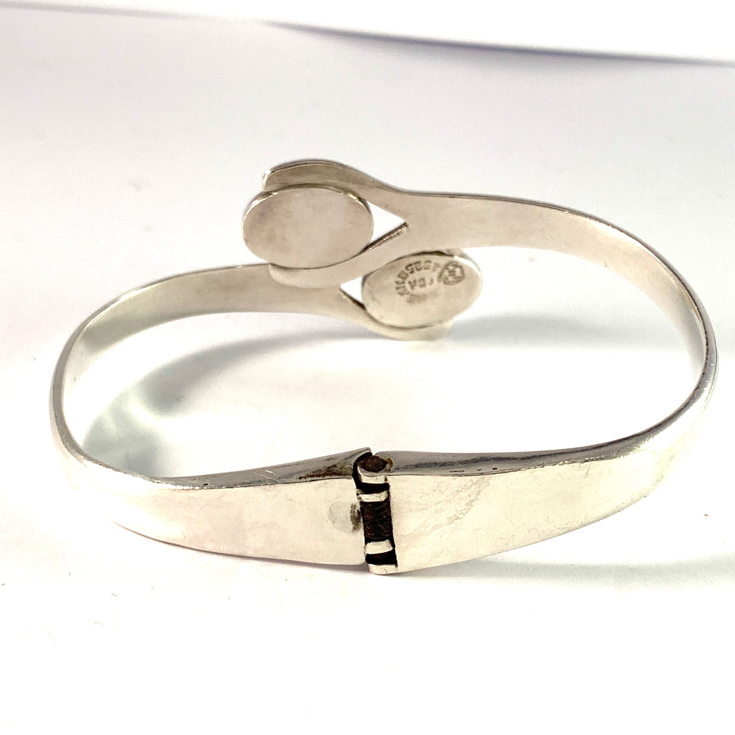 Taxco, Mexico. Vintage 1960s Sterling Silver Turquoise Clamper Spring Cuff Bracelet.