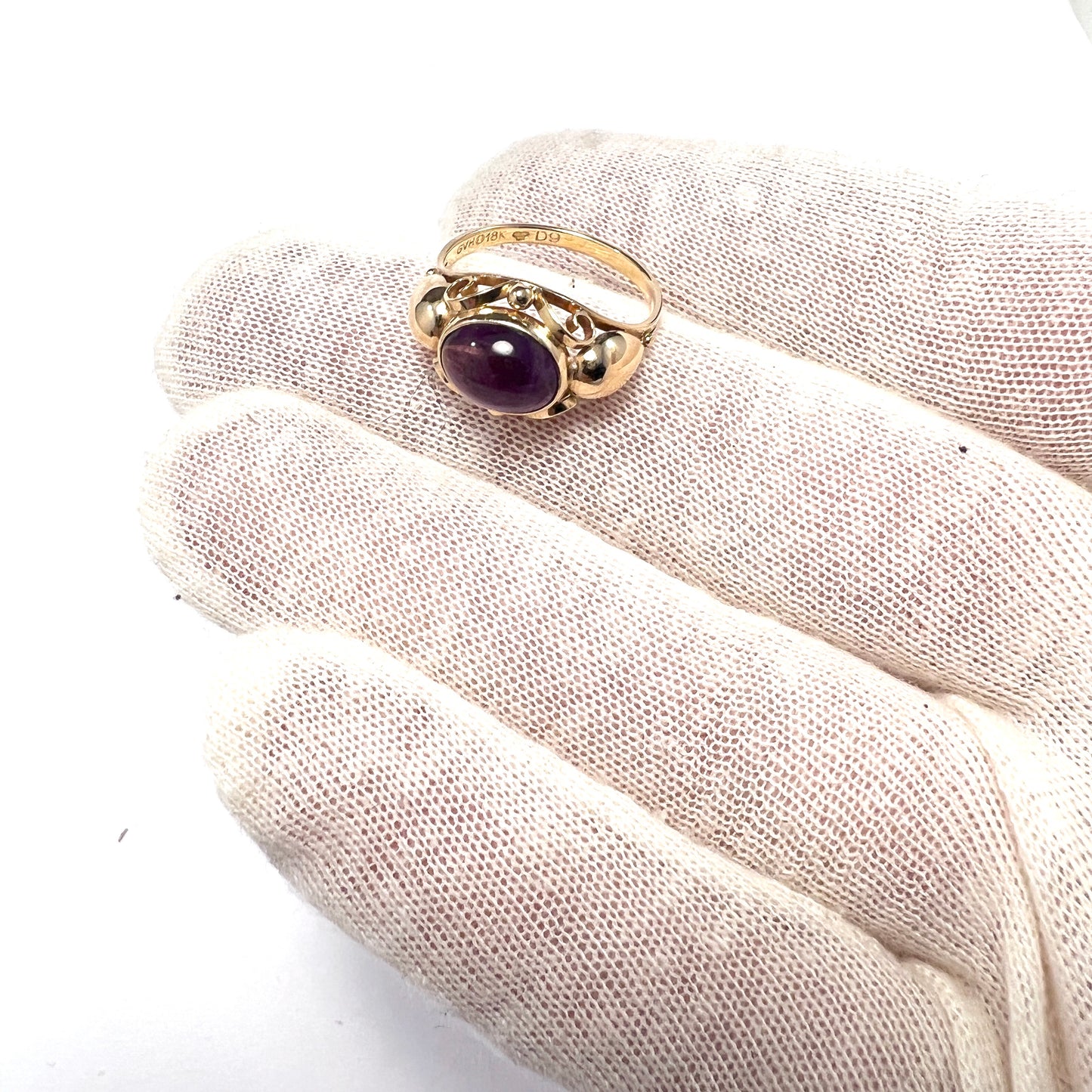 Guldvaruhuset, Stockholm 1954. Vintage 18k Gold Amethyst Ring.