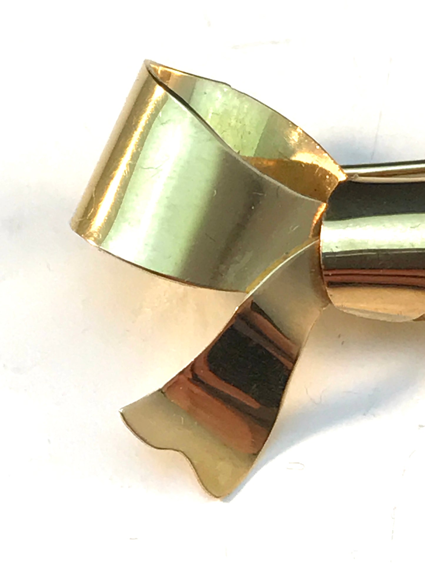 Wilhelm Harbeck, Sweden year 1945 End of the War 18k Bowknot Brooch.