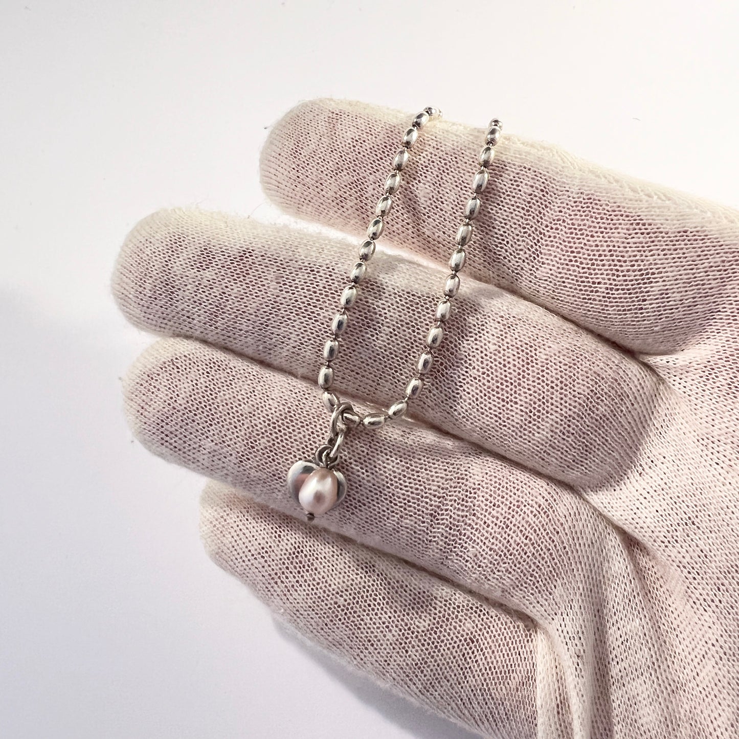 フィンランド、カレワラ コルのヴィンテージ スターリング シルバー ピンク養殖真珠ハート チャーム ブレスレット。