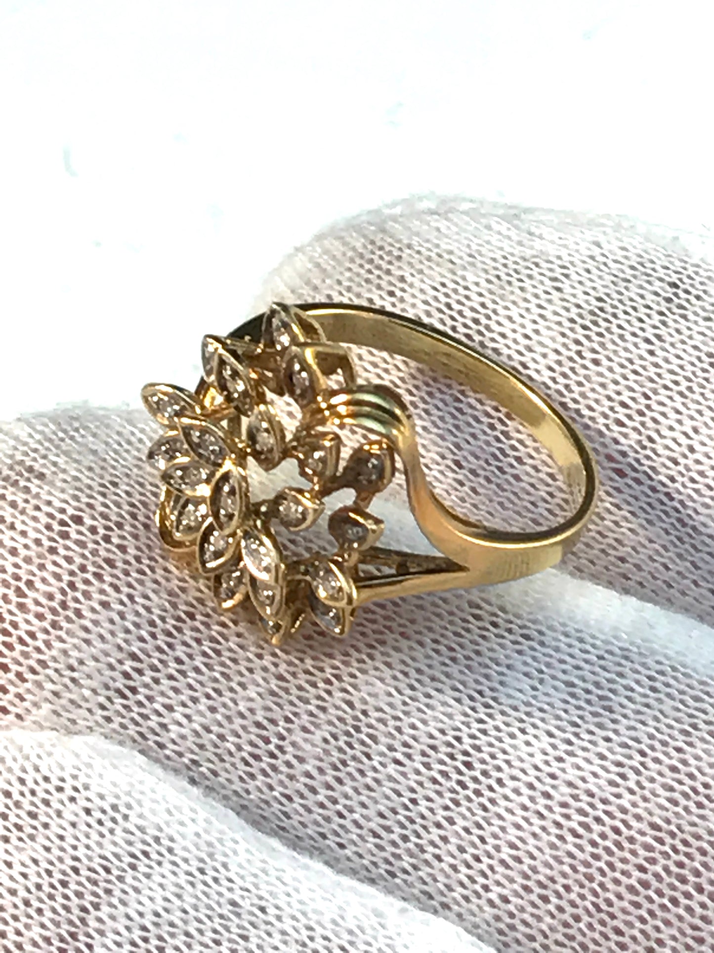 Vintage Mid Century 18k Gold Diamond Ring.