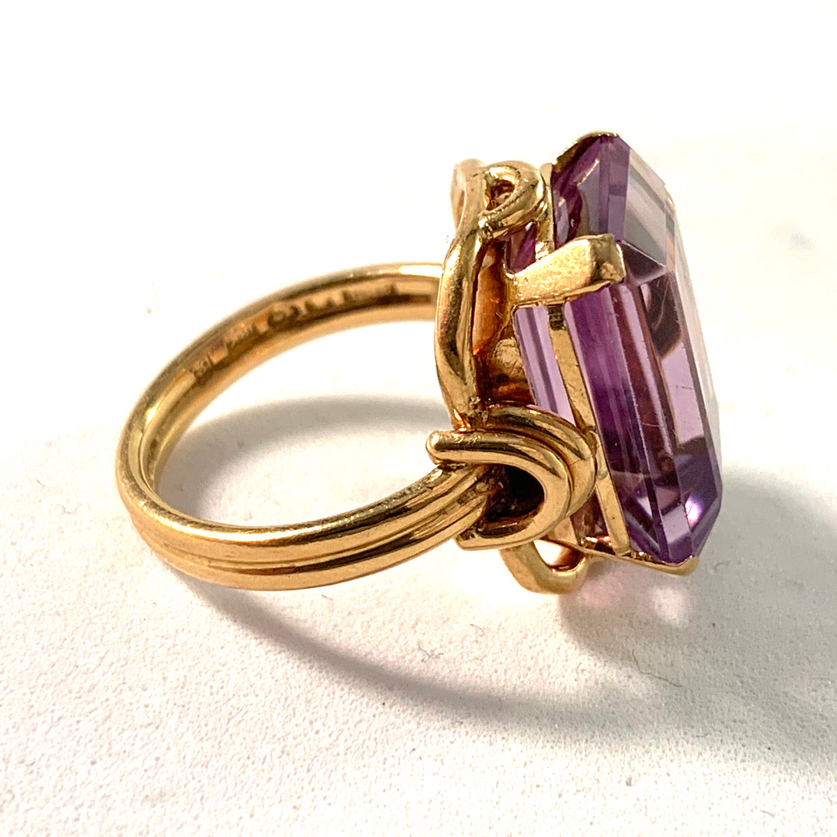 Juvelfabriken, Stockholm 1952 Mid Century 18k Gold Amethyst Ring.
