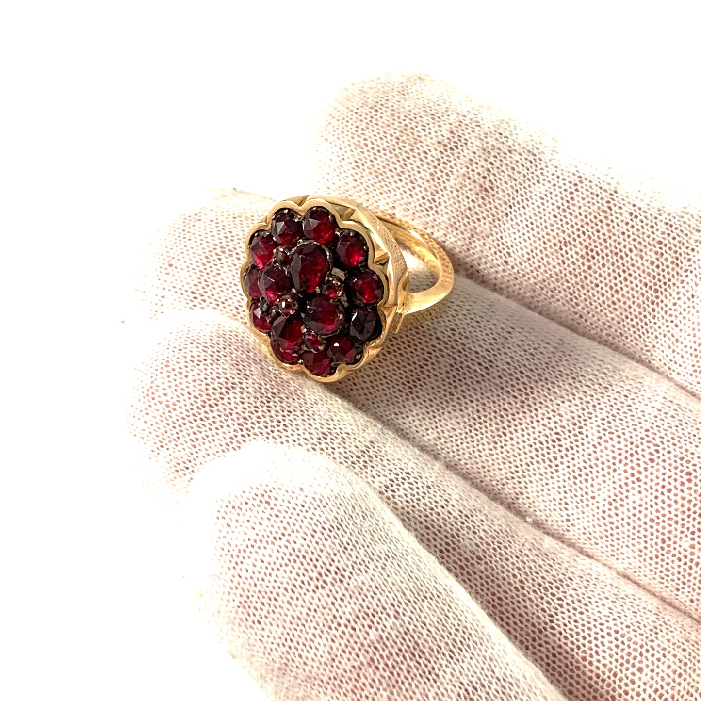 Erling Ahlen, Stockholm year 1964, Bold 18k Gold Garnet Pinky Ring