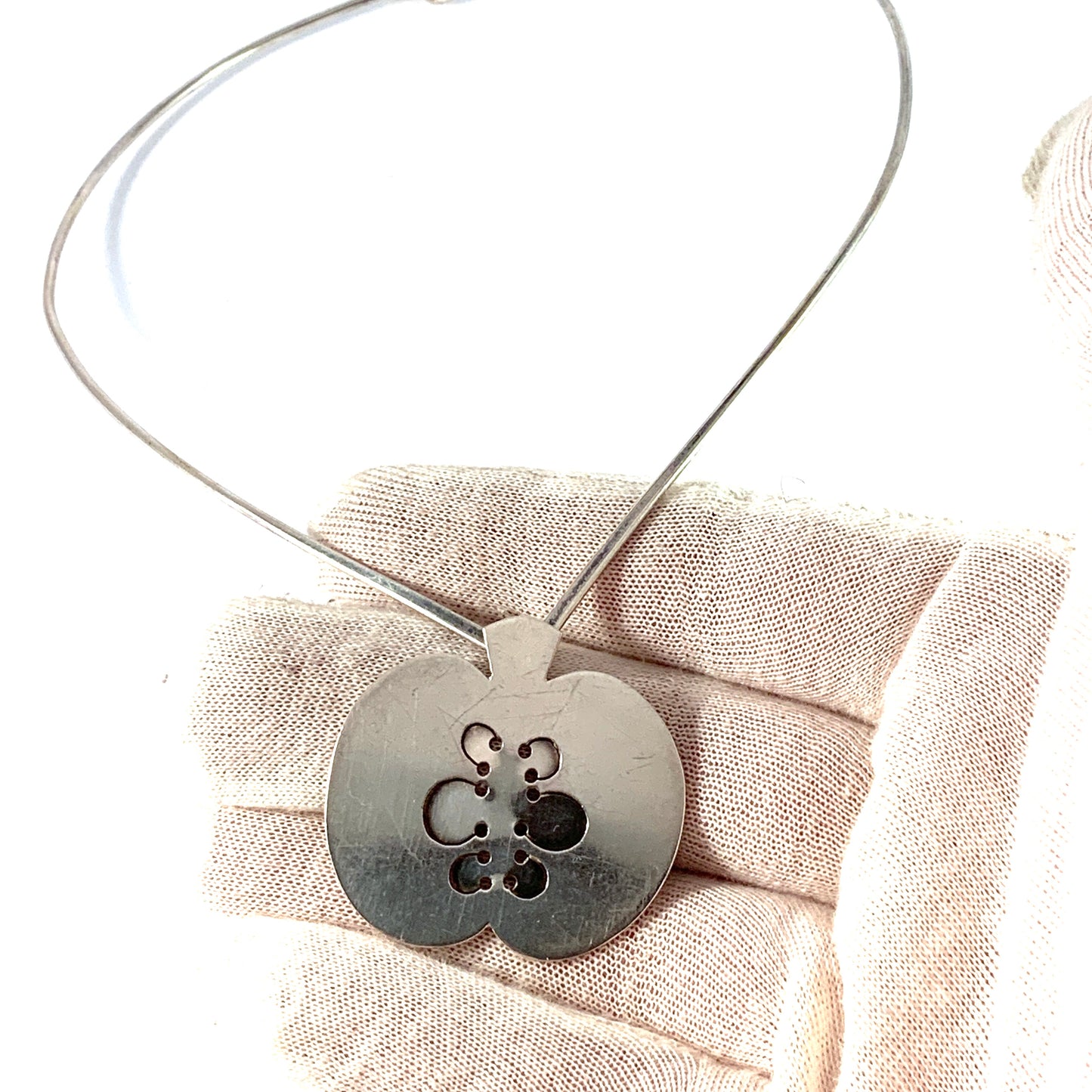 Hanne Dreutler, Sweden 1975. Vintage Sterling Silver Apple Pendant Neck Ring Necklace.