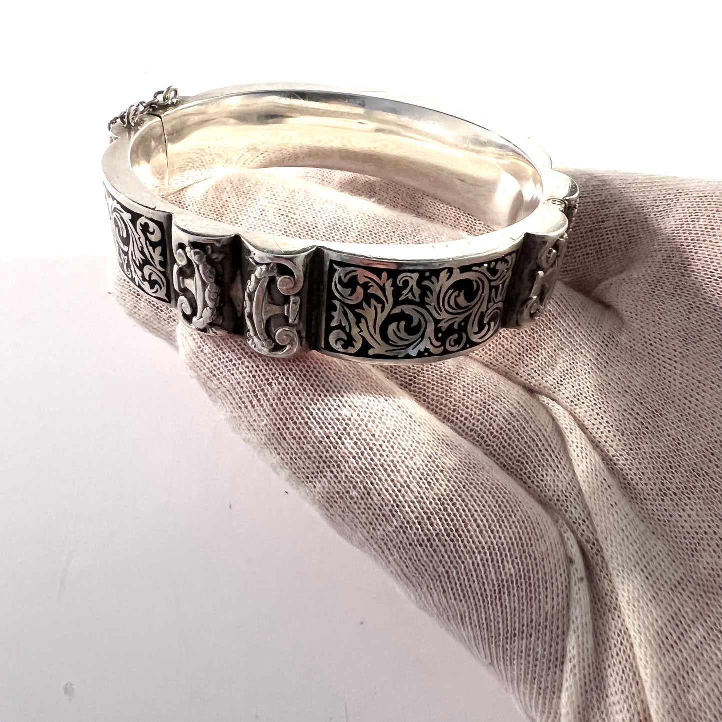 Topazio, Portugal c 1940. Silver Enamel Open/Close Bangle Bracelet.