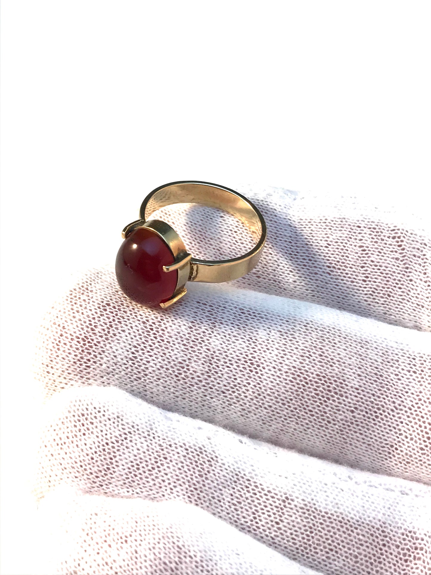 1960 年代のヴィンテージ 18K ゴールド レッド ハードストーン リング。