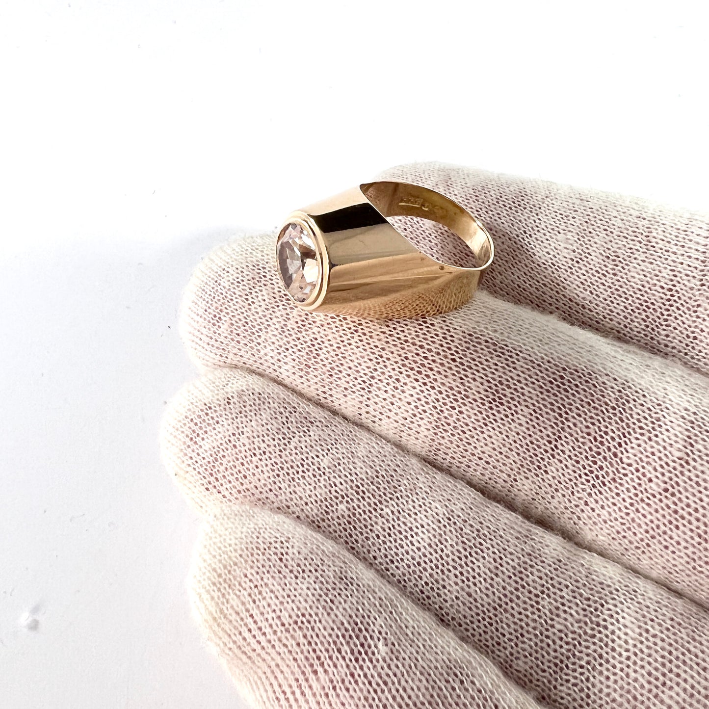 Trege, Gothenburg, Sweden 1967. Vintage Modernist 18k Gold Rock Crystal Ring.