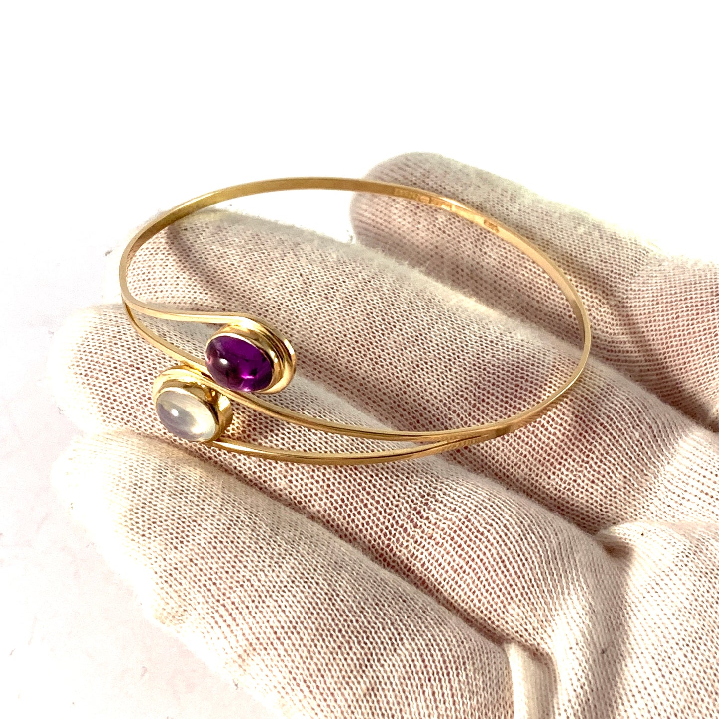 Hedberg for Guldvaruhuset, Stockholm 1959. Vintage 18k Gold Moonstone Amethyst Bangle Bracelet.