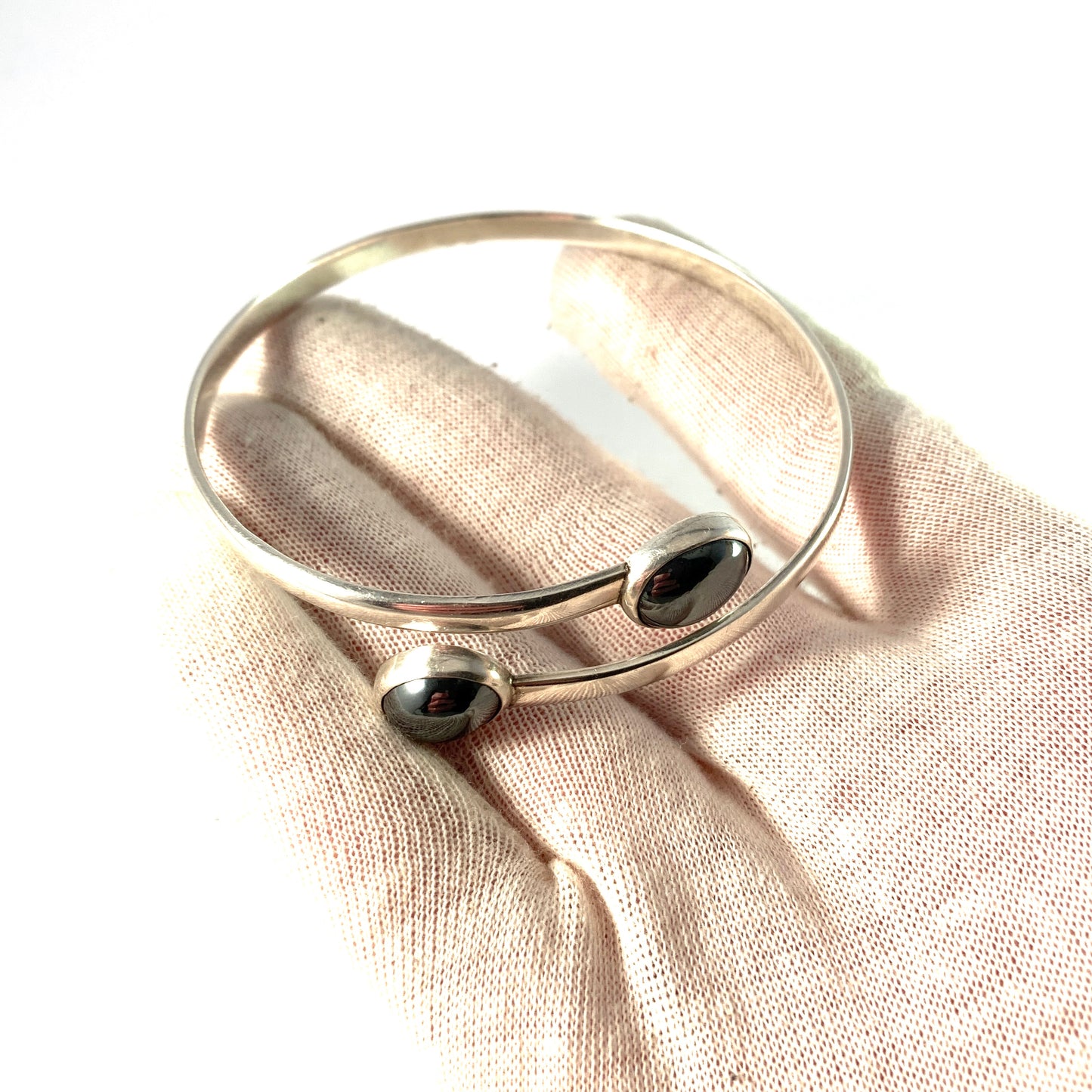 Acke R Tötterman, Sweden 1955. Vintage Sterling Silver Hematite Arm Bracelet. Signed